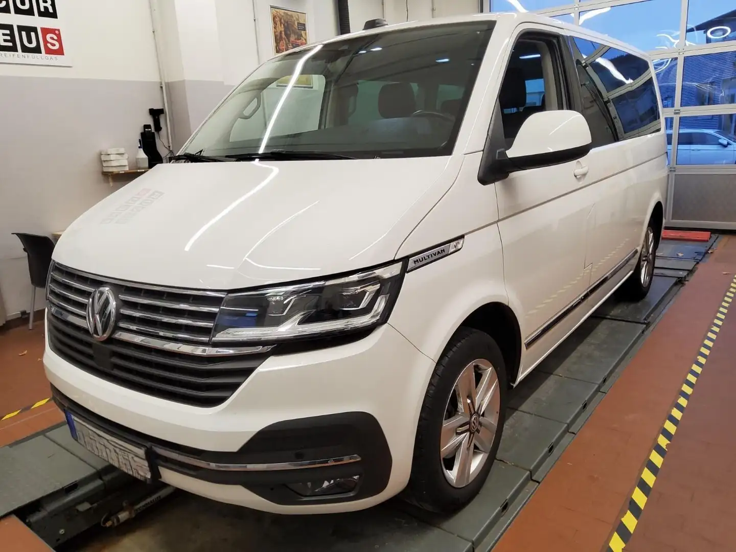 Volkswagen T6.1 Multivan 2.0 TDI Generation Six*ACC*LED* Weiß - 2