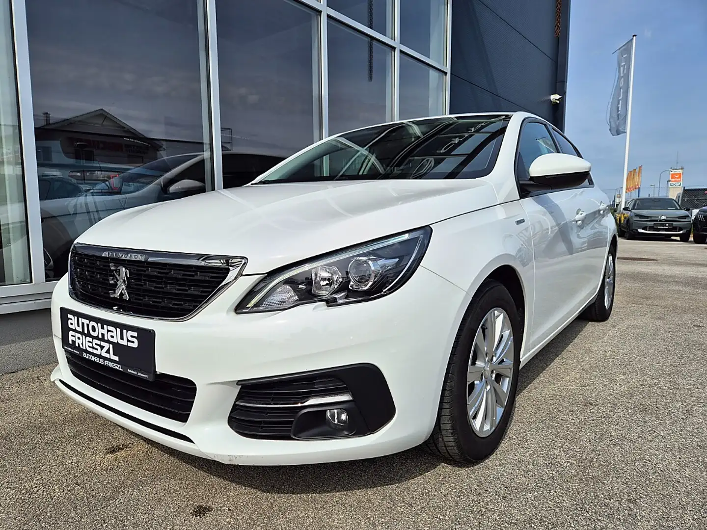 Peugeot 308 1,2 PureTech 110 Style S&S Weiß - 1
