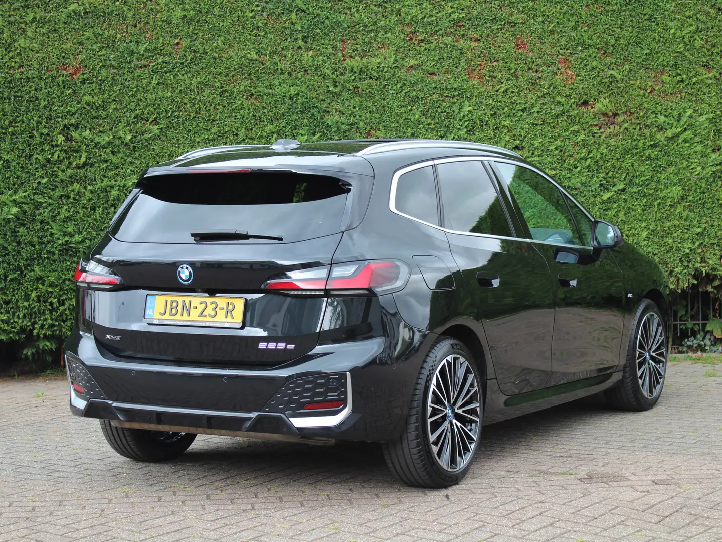 BMW 225 2-serie Active Tourer 225e xDrive M Sport | Panora Schwarz - 2