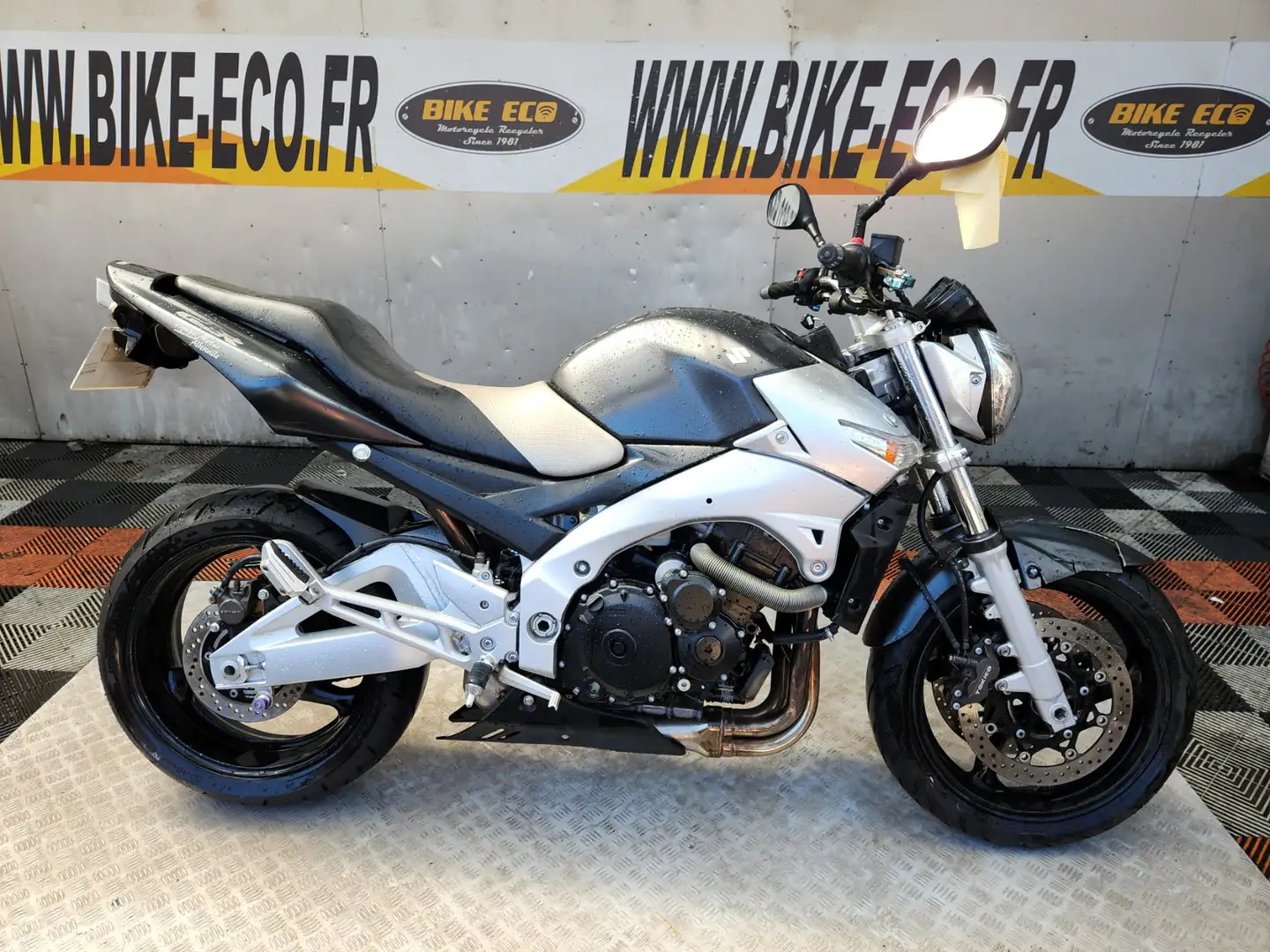 Suzuki GSR 600 Fekete - 1