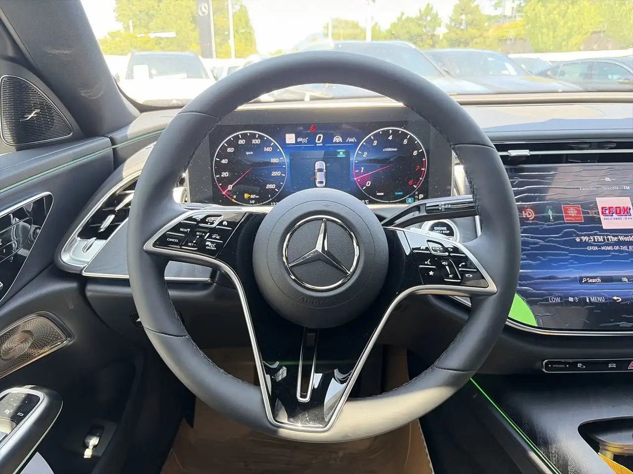 Mercedes-Benz E-Class снимка Mercedes-Benz E-Class