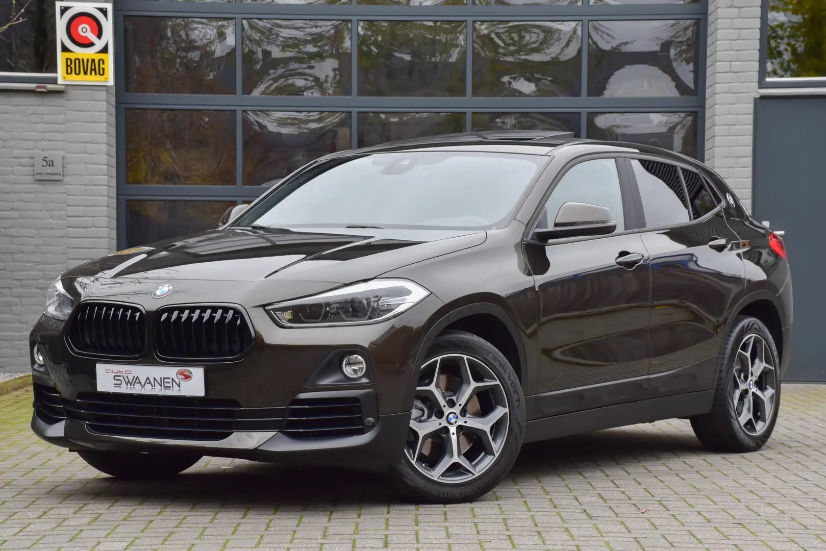 BMW X2 sDrive20i High Executive | Panoramadak Bruin - 1