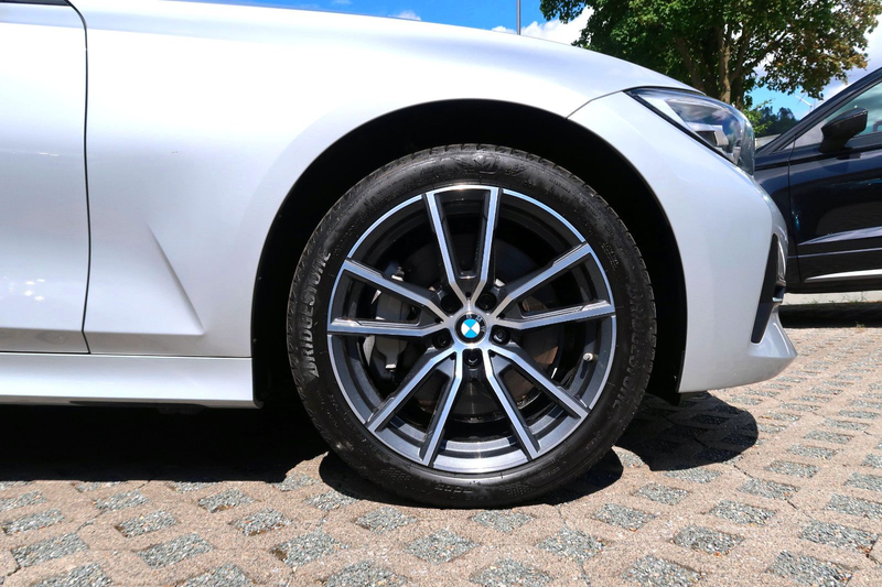 BMW 330 iA"SportLine"Schiebed"18"LiveCockp"Navi"1HdSh — photo 4