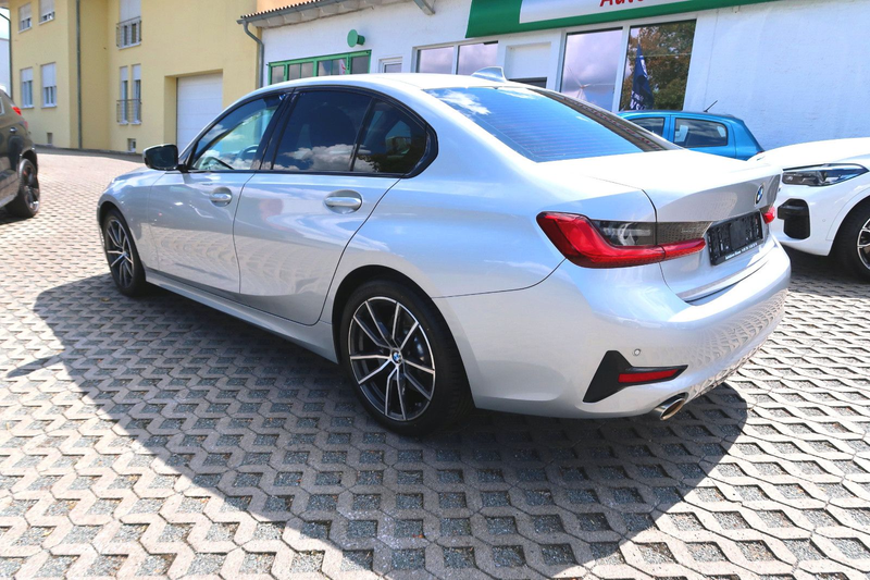 BMW 330 iA"SportLine"Schiebed"18"LiveCockp"Navi"1HdSh — photo 9