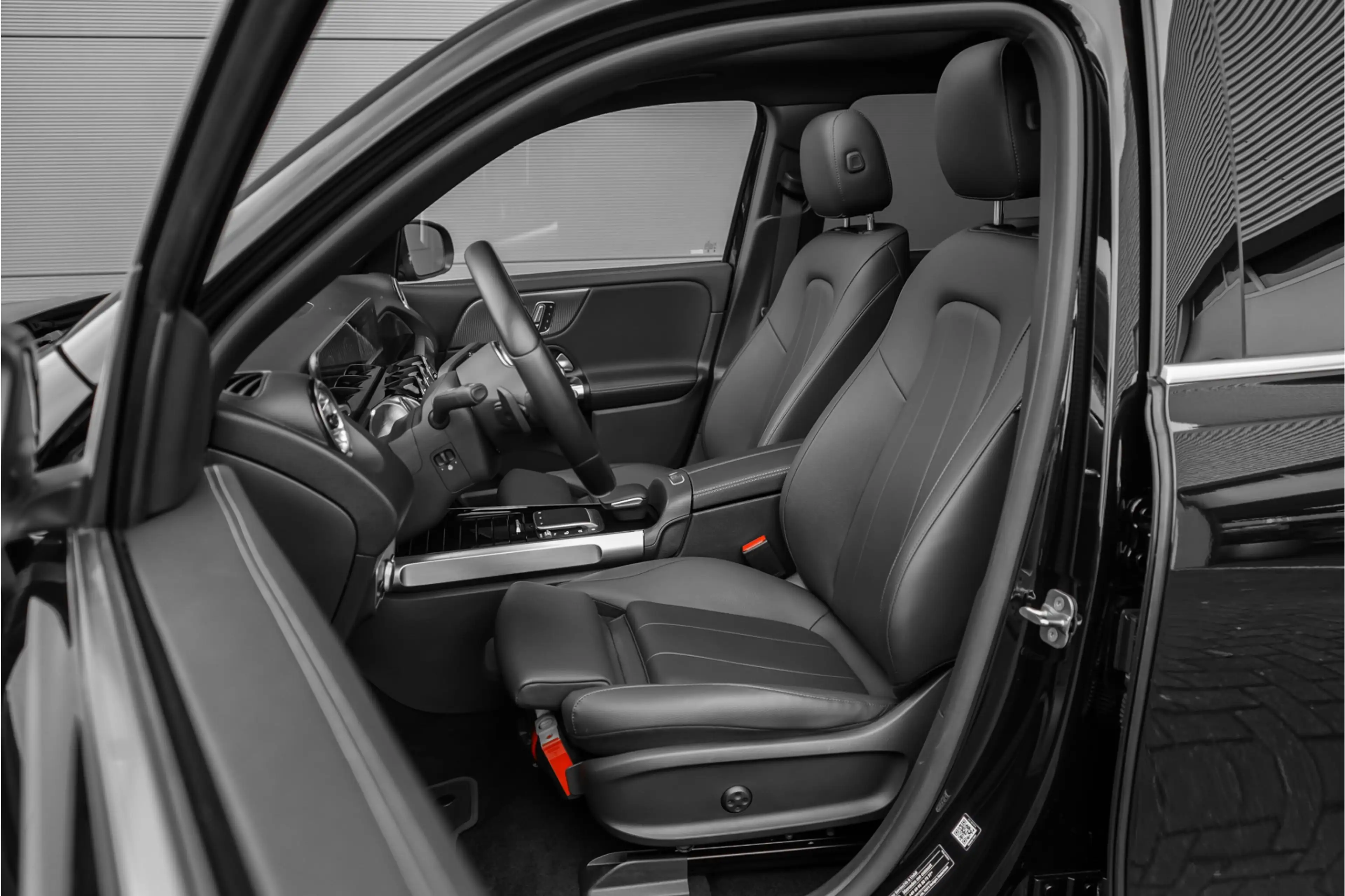 Mercedes-Benz EQB 300 4MATIC 67 kWh Pano Distronic Plus Multi Contoursto — photo 5