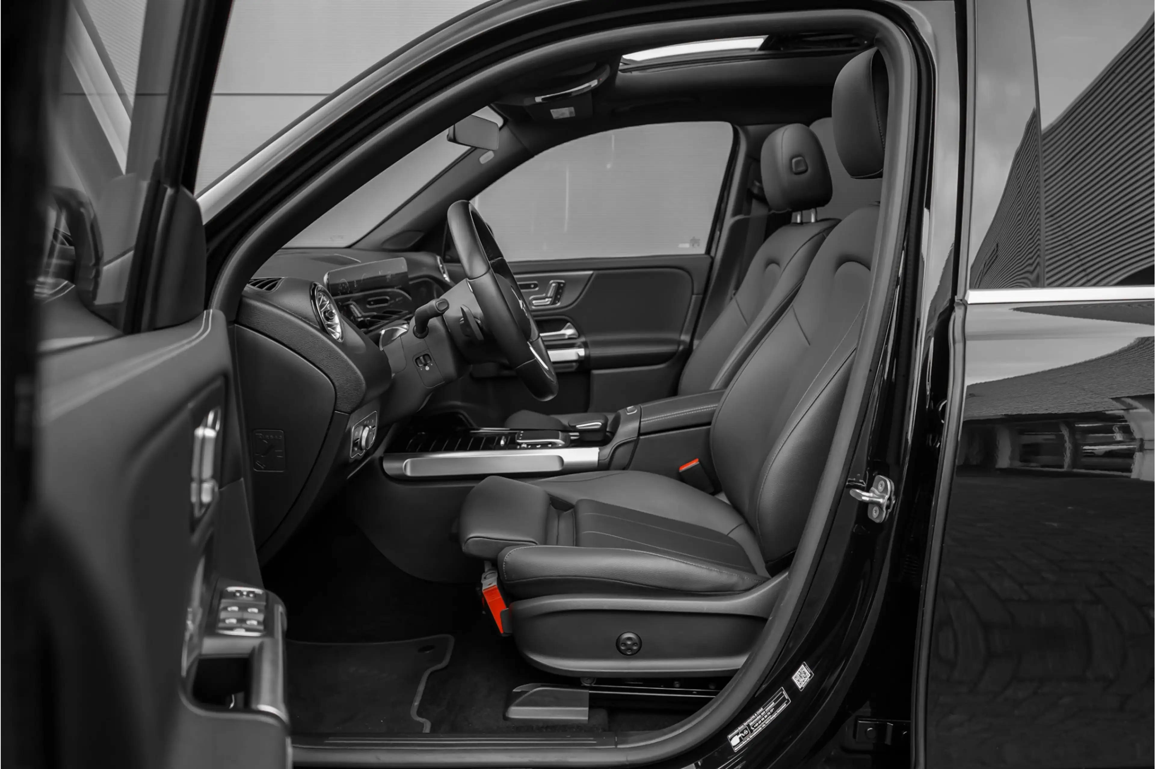 Mercedes-Benz EQB 300 4MATIC 67 kWh Pano Distronic Plus Multi Contoursto — photo 4