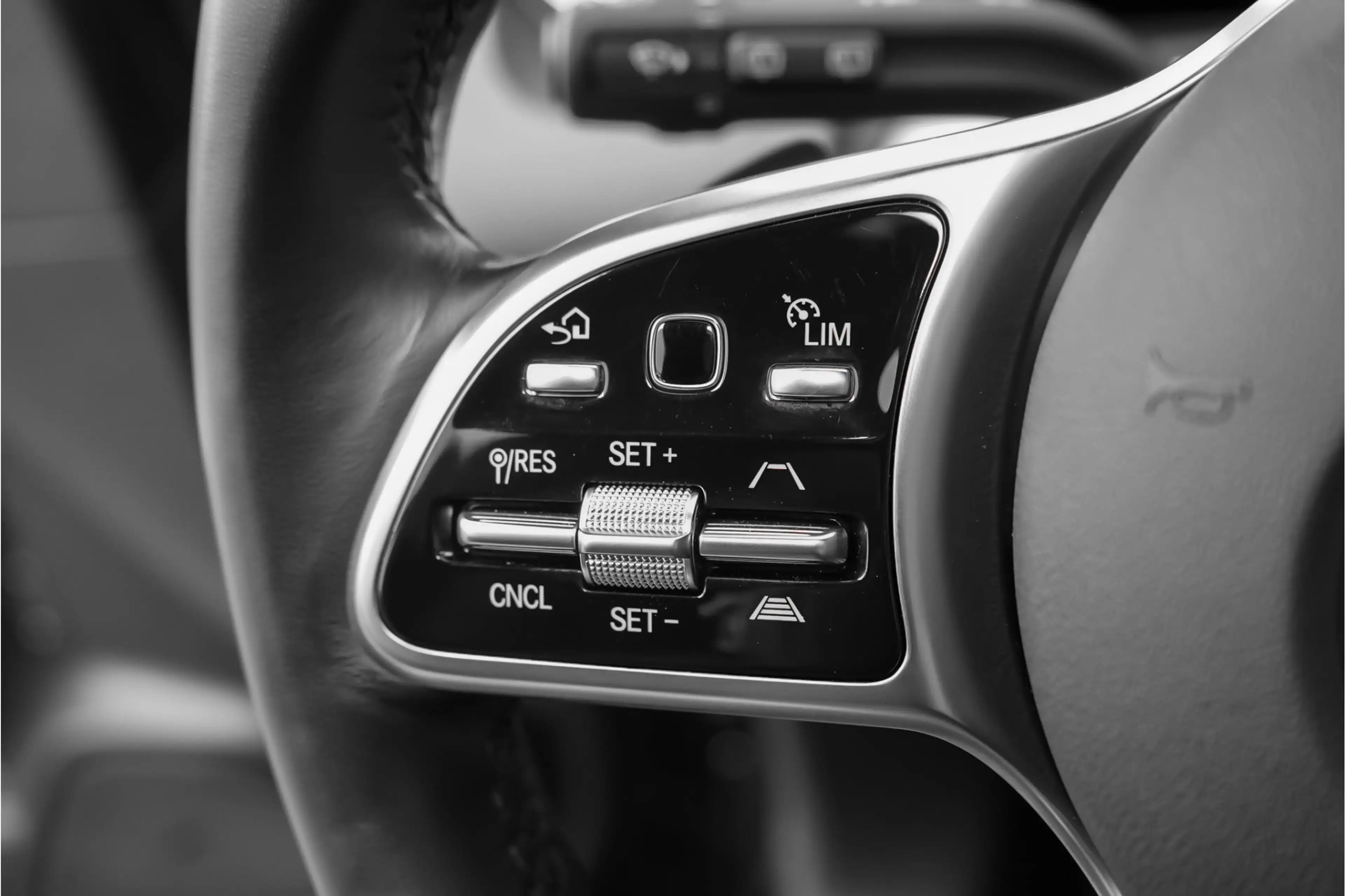 Mercedes-Benz EQB 300 4MATIC 67 kWh Pano Distronic Plus Multi Contoursto — photo 39