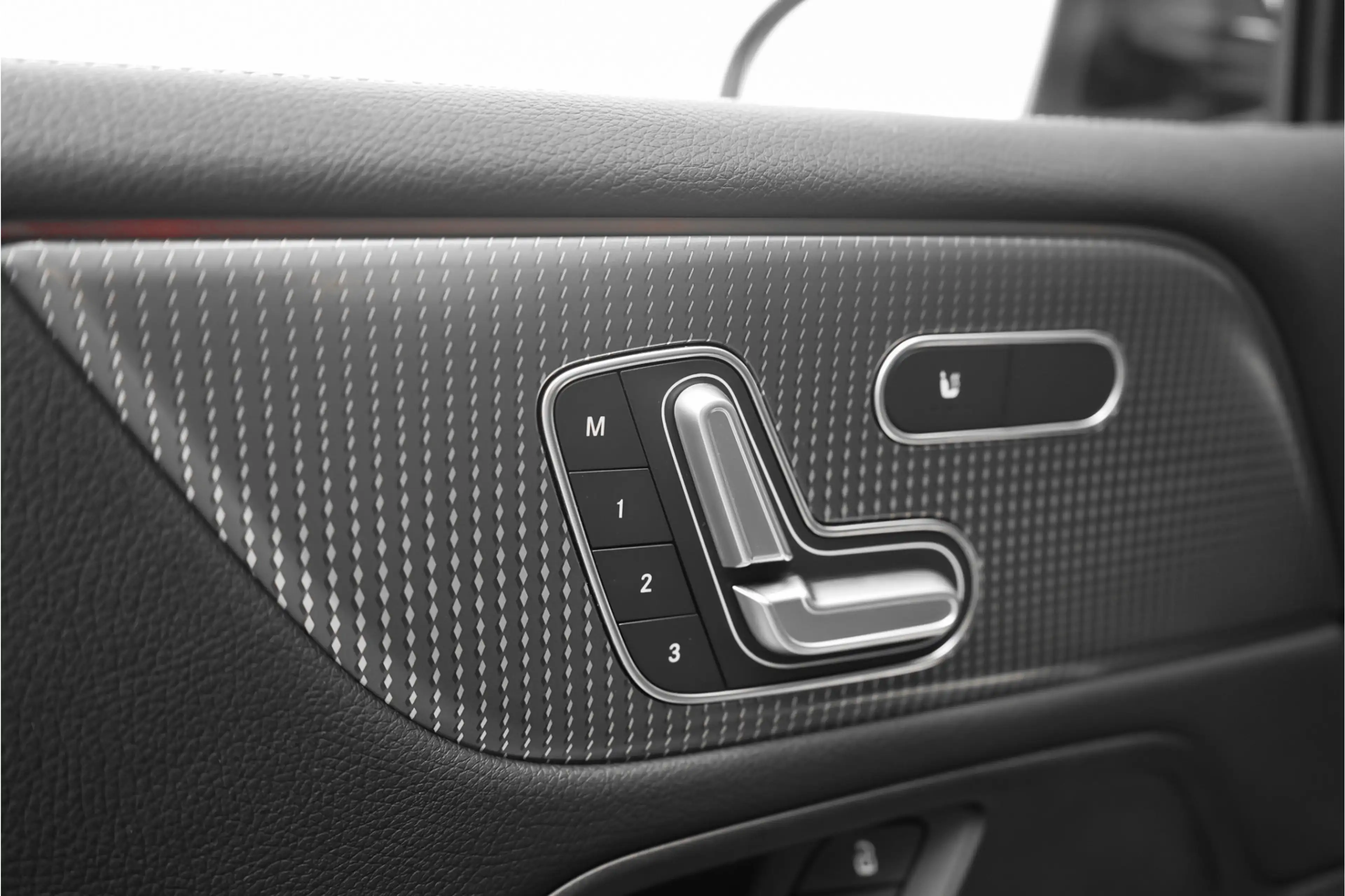 Mercedes-Benz EQB 300 4MATIC 67 kWh Pano Distronic Plus Multi Contoursto — photo 33