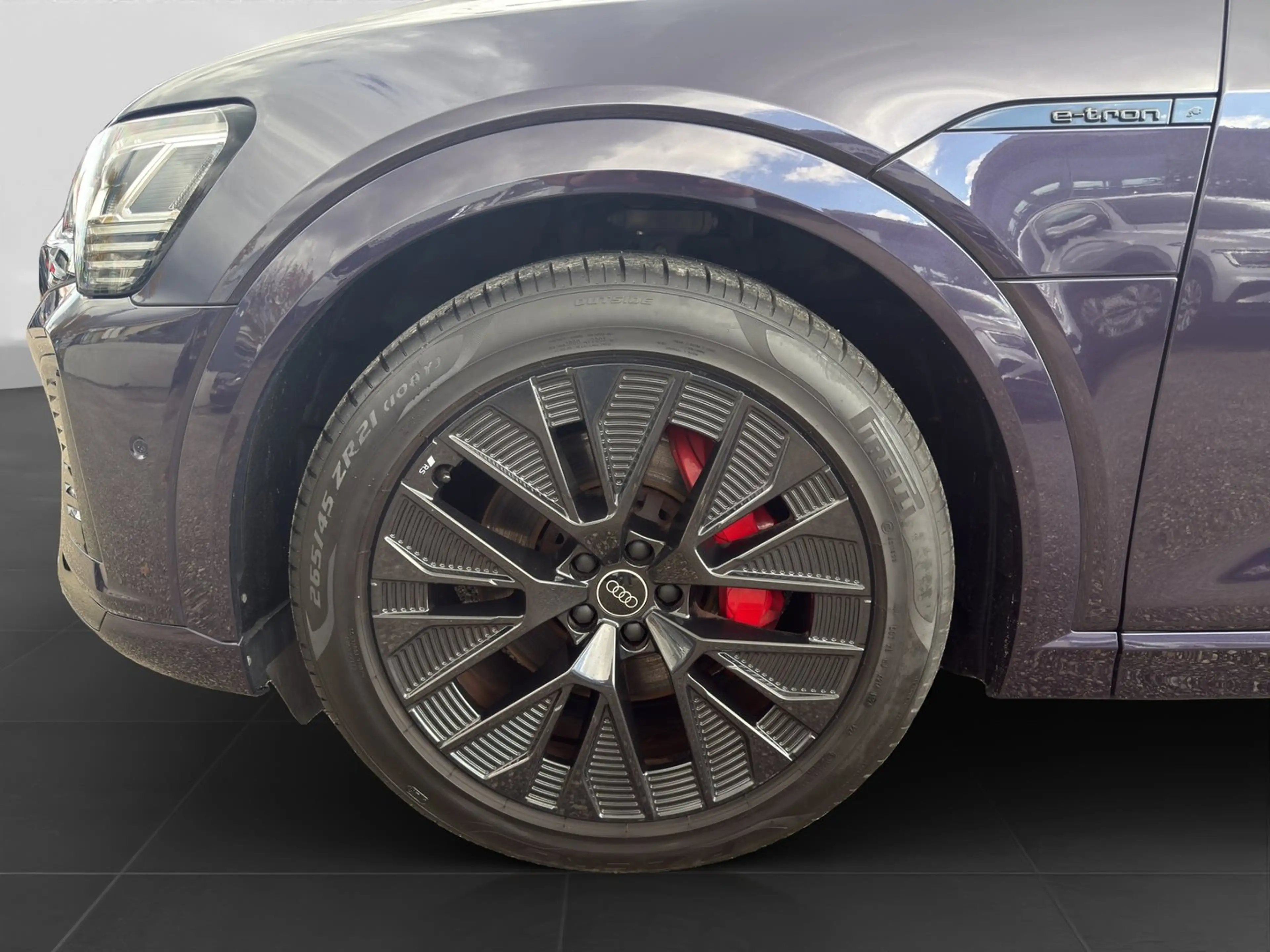 Audi Q8 55 e-tron quattro S line — photo 9