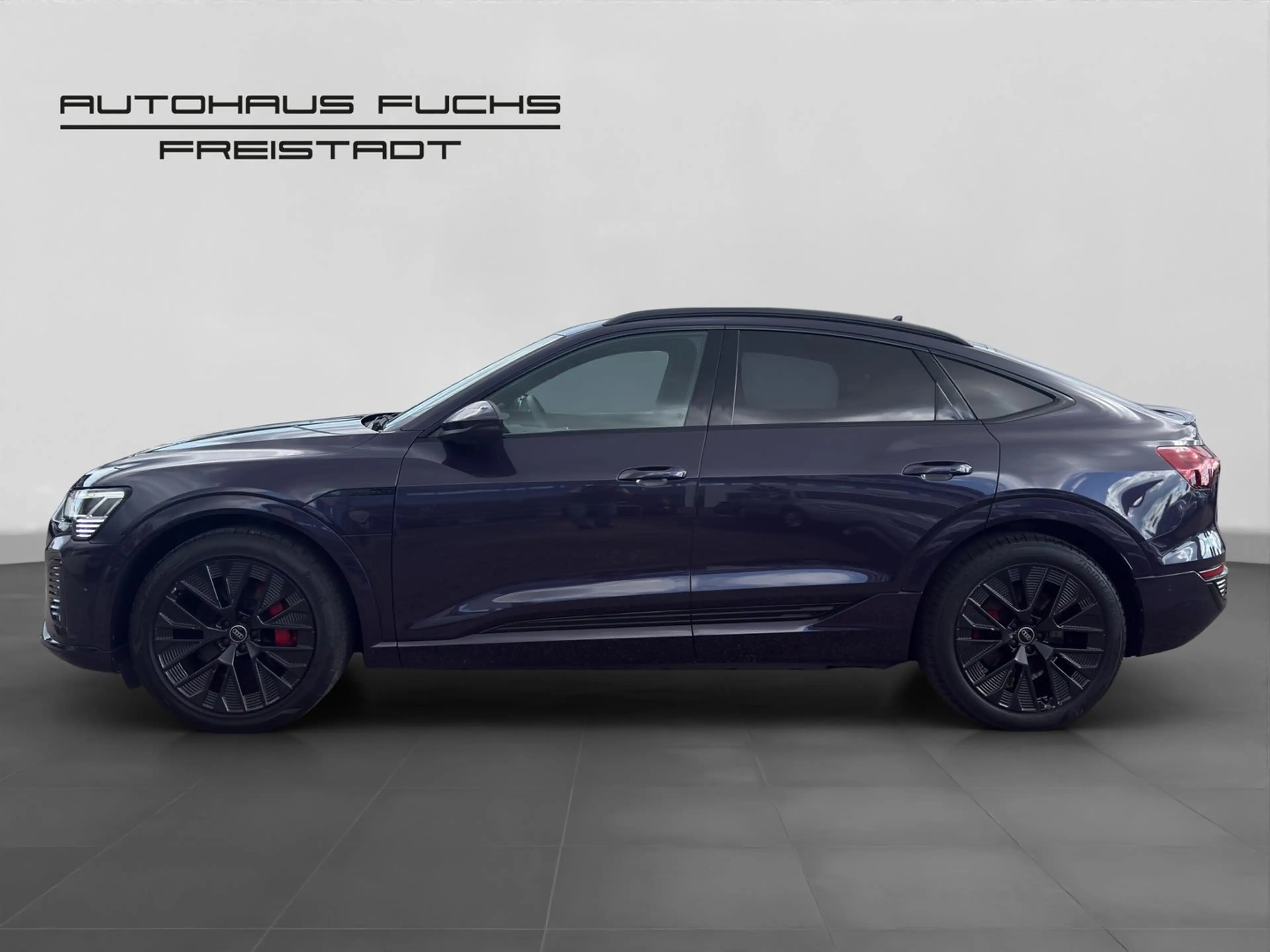 Audi Q8 55 e-tron quattro S line — photo 2