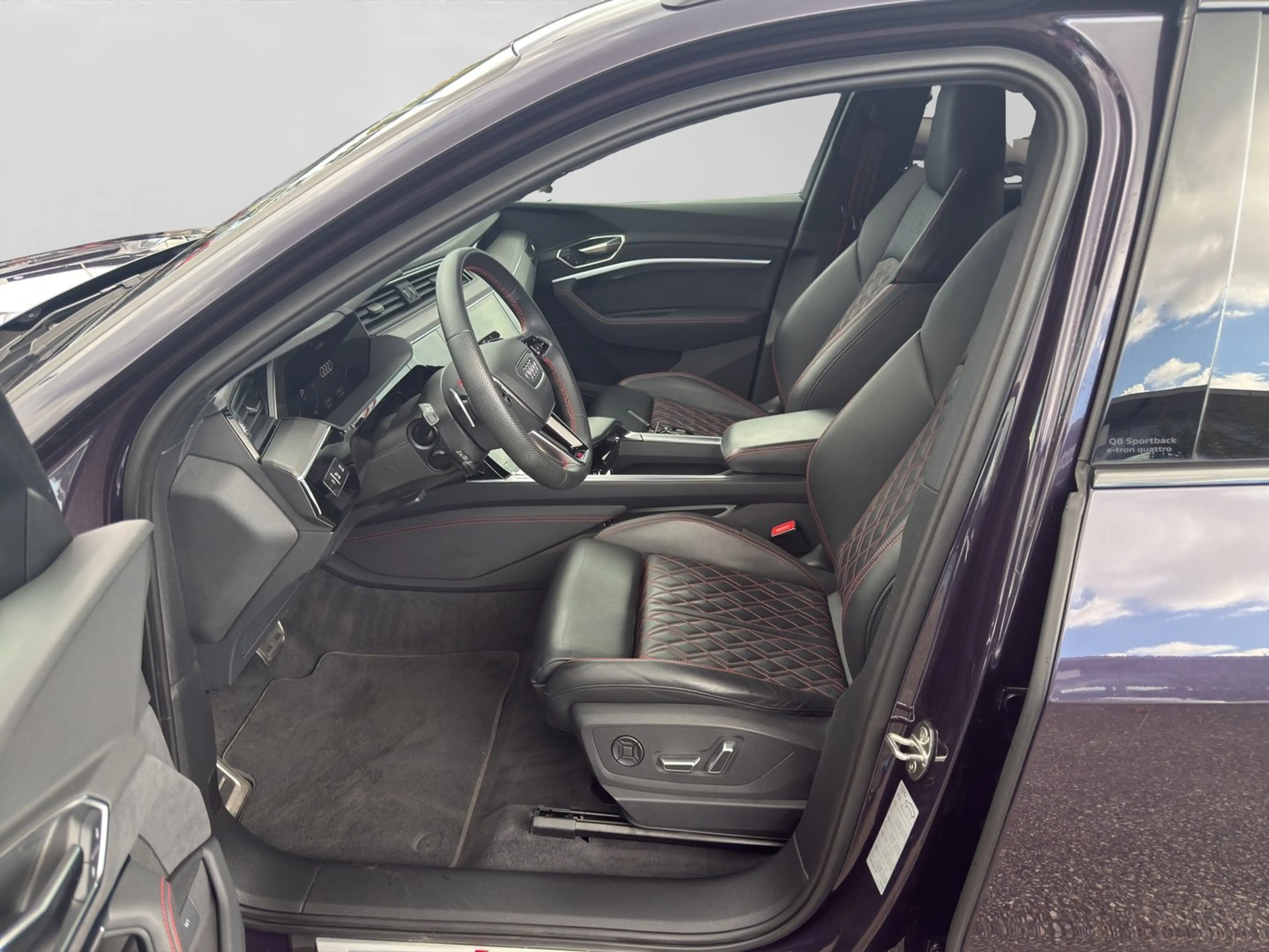 Audi Q8 55 e-tron quattro S line — photo 10
