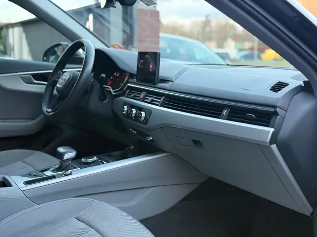 Audi A4 view 10