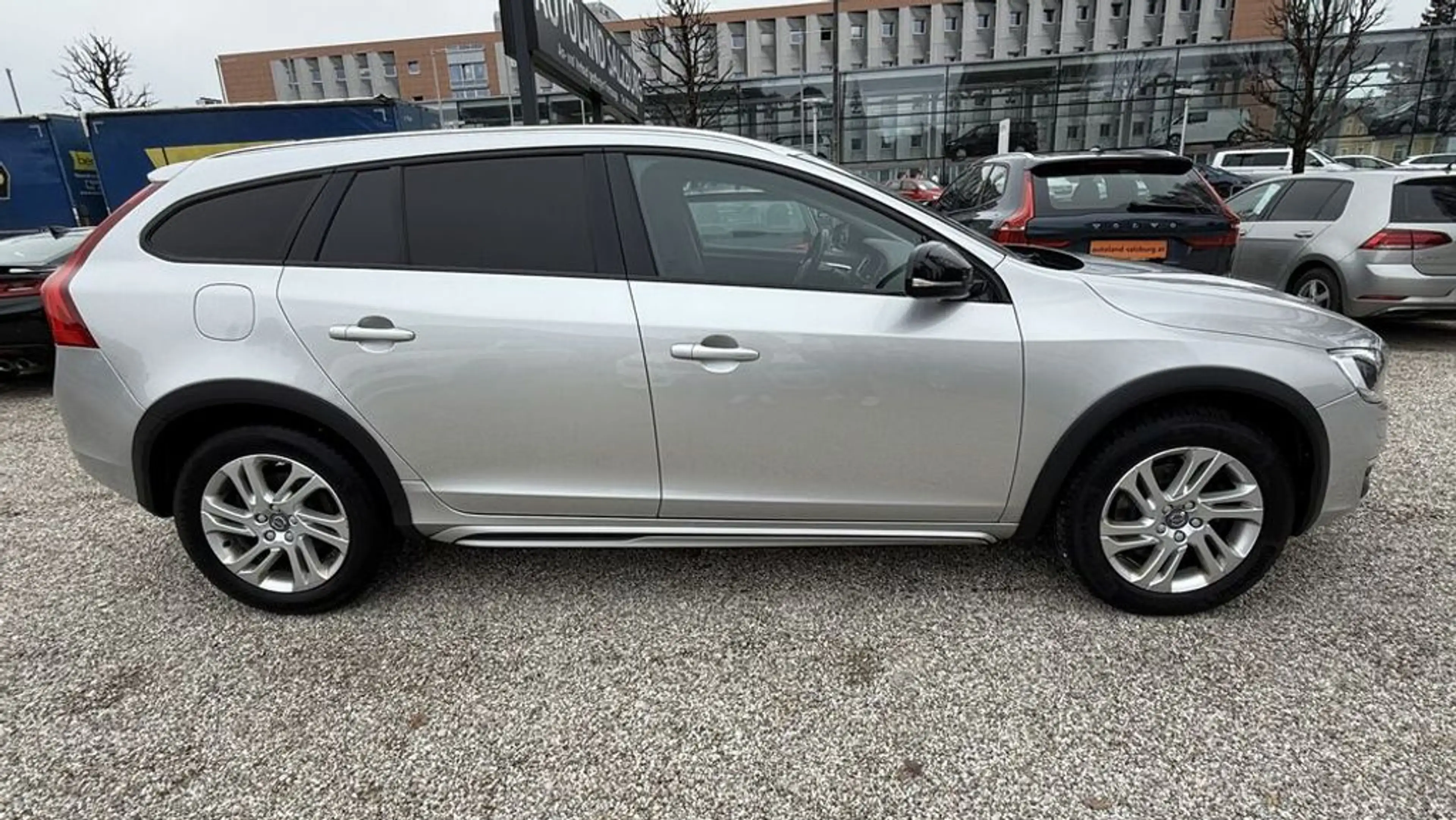 Volvo V60 Cross Country Kinetic Service ZR NEU! AHK — photo 3