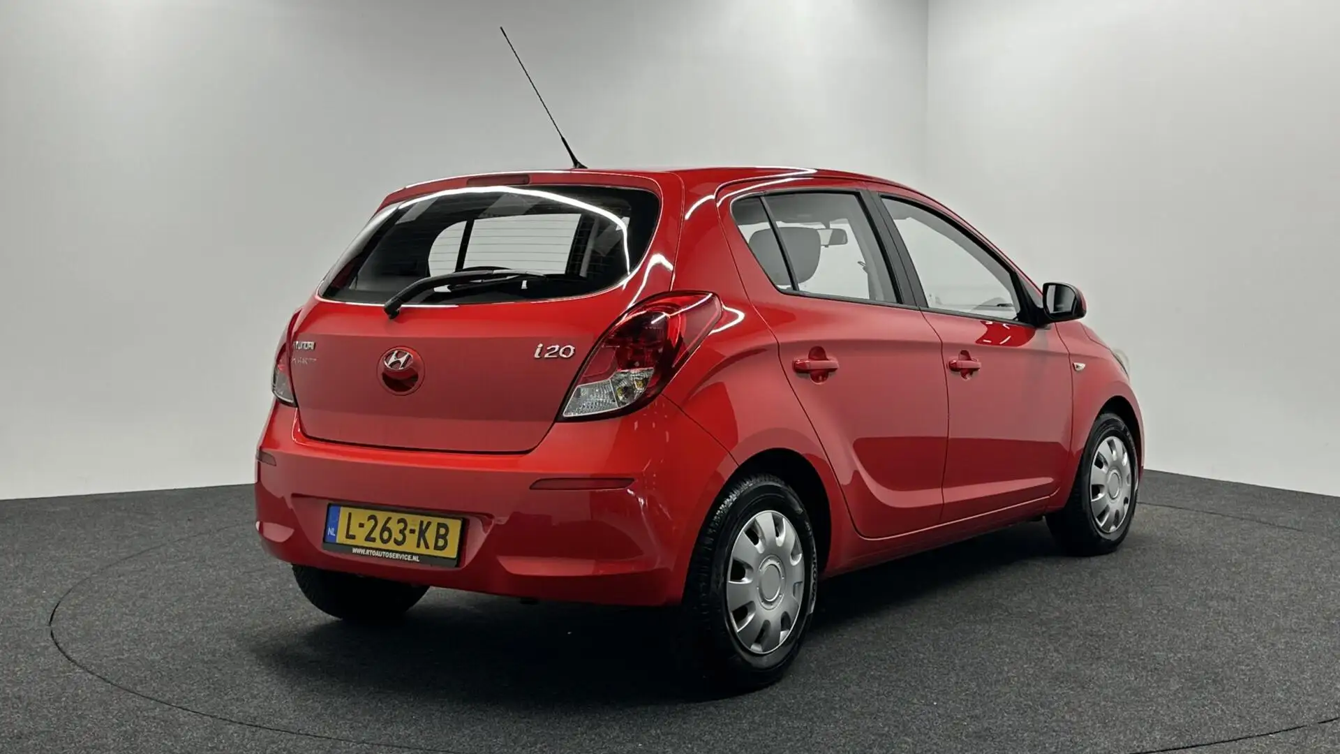 Hyundai i20 1.2i i-Drive AIRCO 5 DEURS. Rood - 2