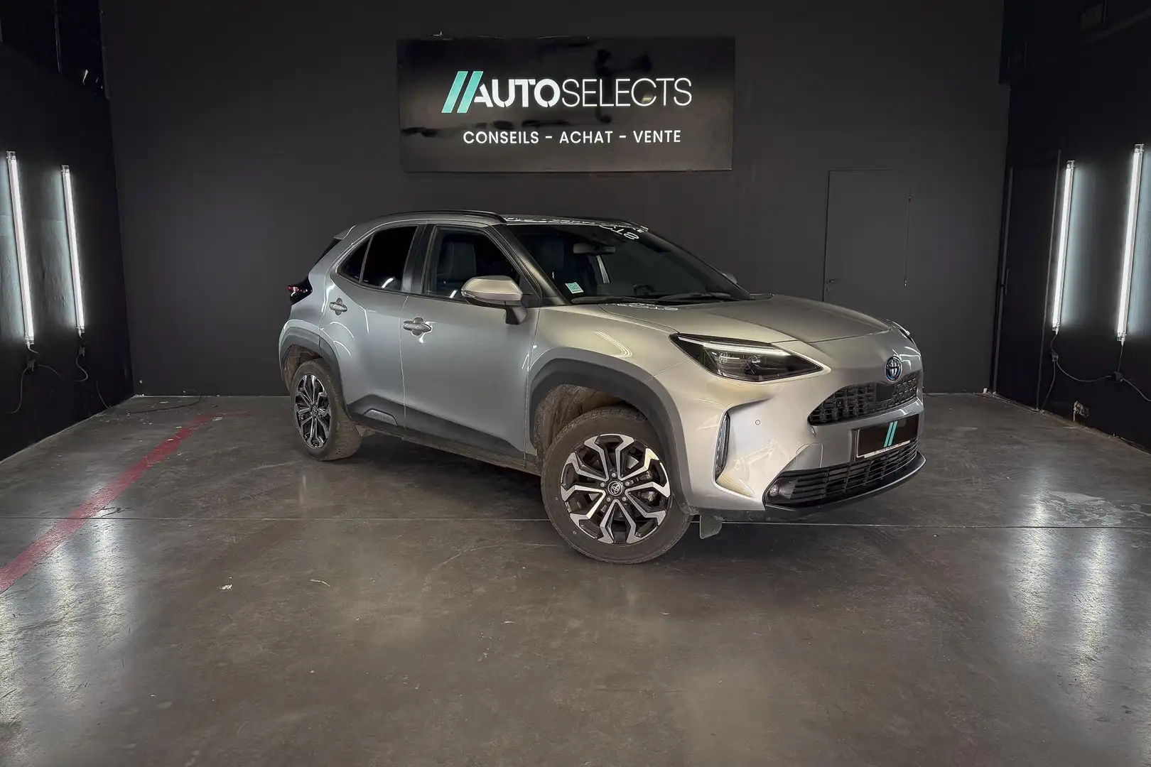 Toyota Yaris Cross 4X4 -DESIGN - Hybrid 116h - CVT AWD-i  | Garantie  Grau - 1