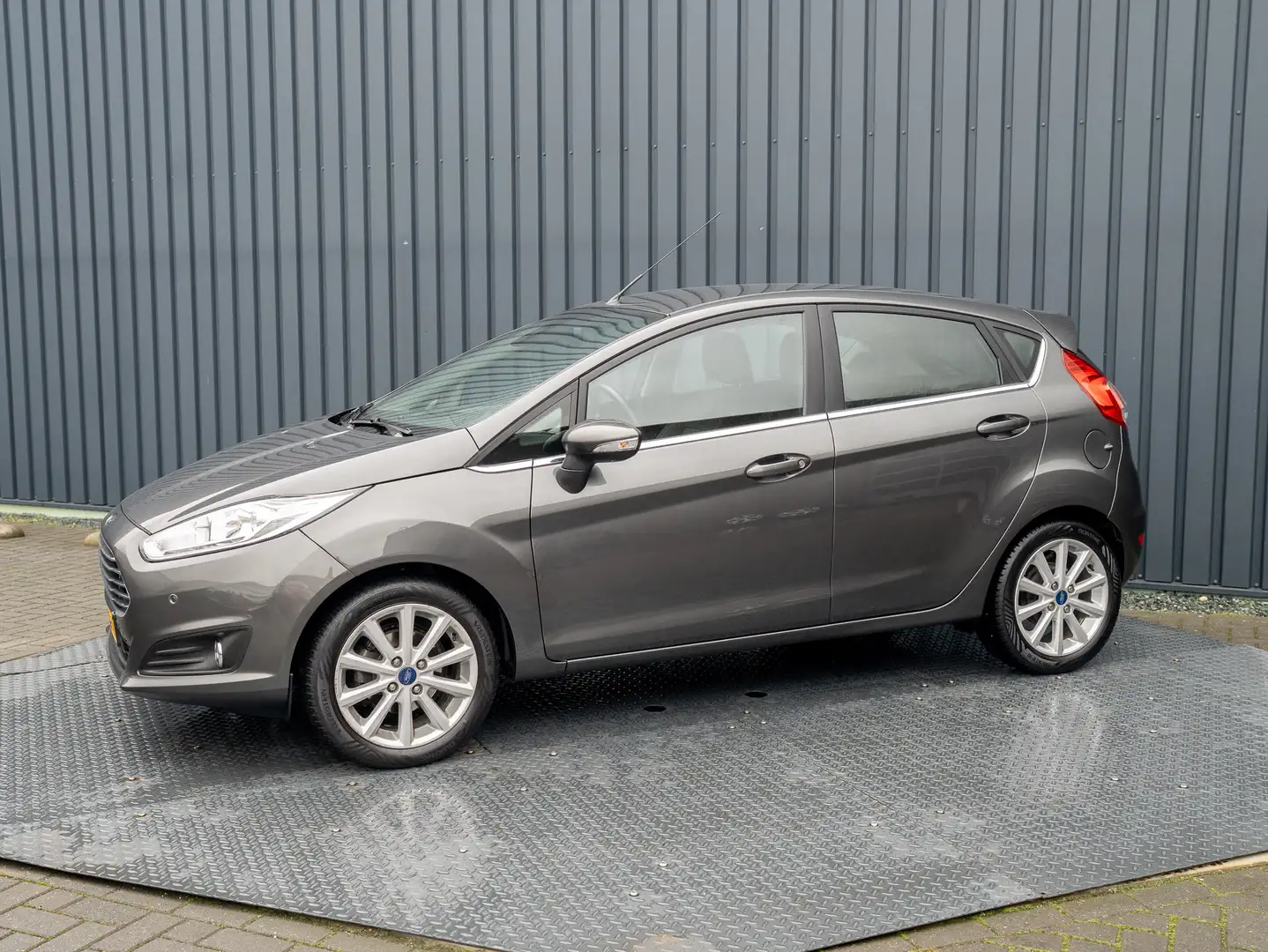 Ford Fiesta 1.0 EcoBoost 100Pk Titanium | Parkeersensoren V&A Grijs - 2