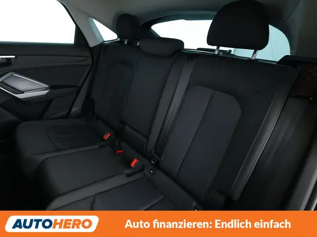 Audi Q3 view 14