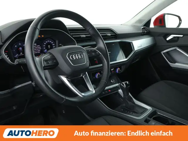 Audi Q3 view 11