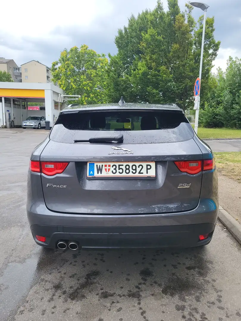 Jaguar F-Pace 20d AWD Prestige Aut. Grau - 2