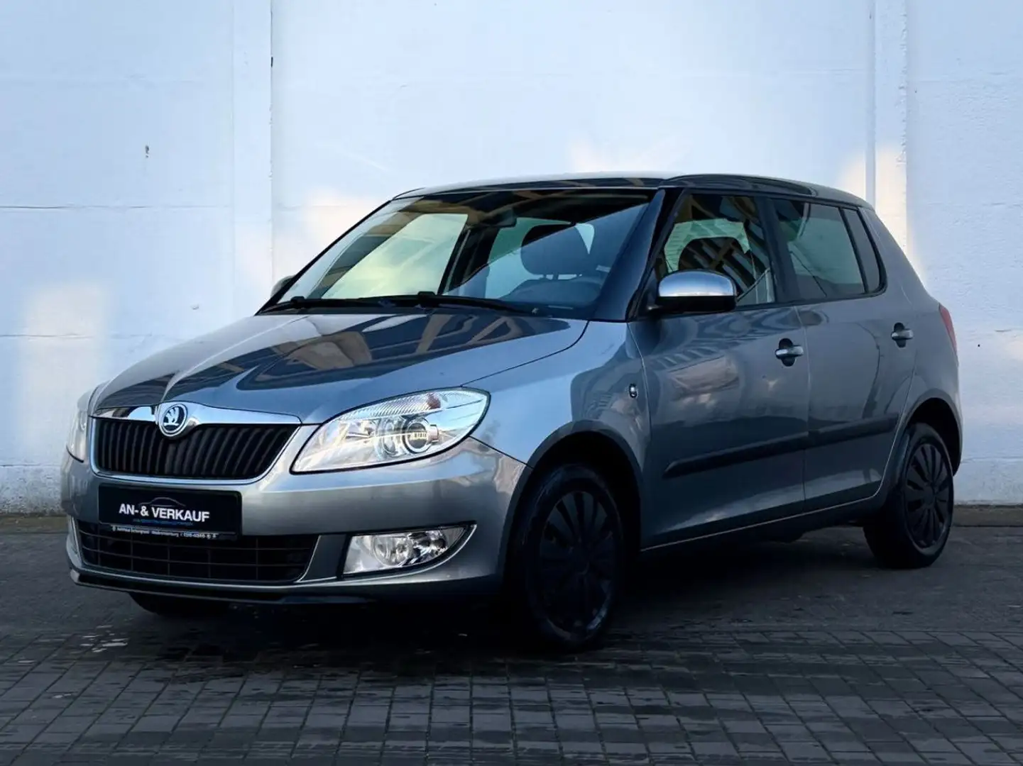 Skoda Fabia Fresh PDC+1.Hand Grau - 1
