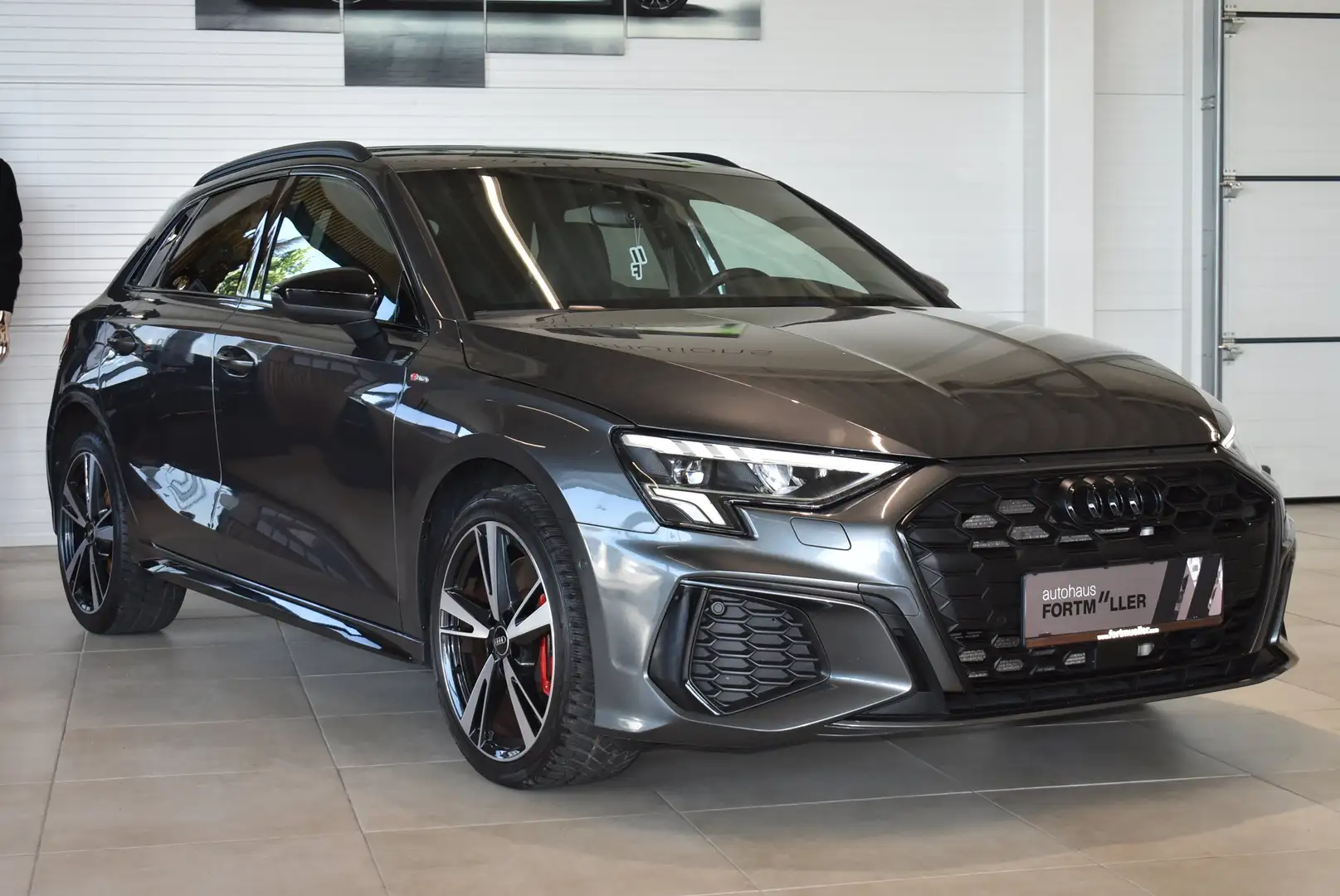 Audi A3 45 TFSI e //S line Sport plus /black/matrix Grau - 1