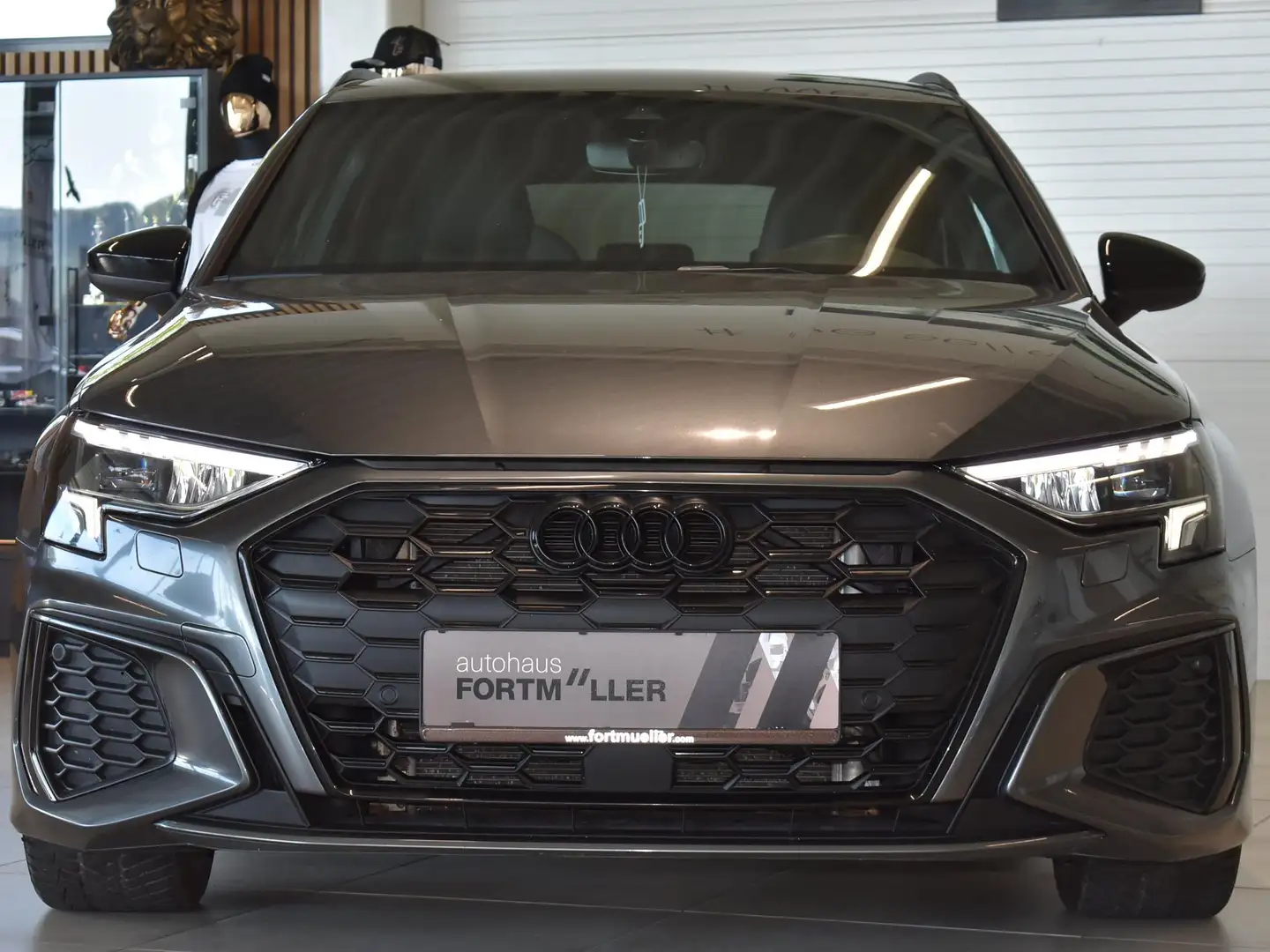 Audi A3 45 TFSI e //S line Sport plus /black/matrix Grau - 2