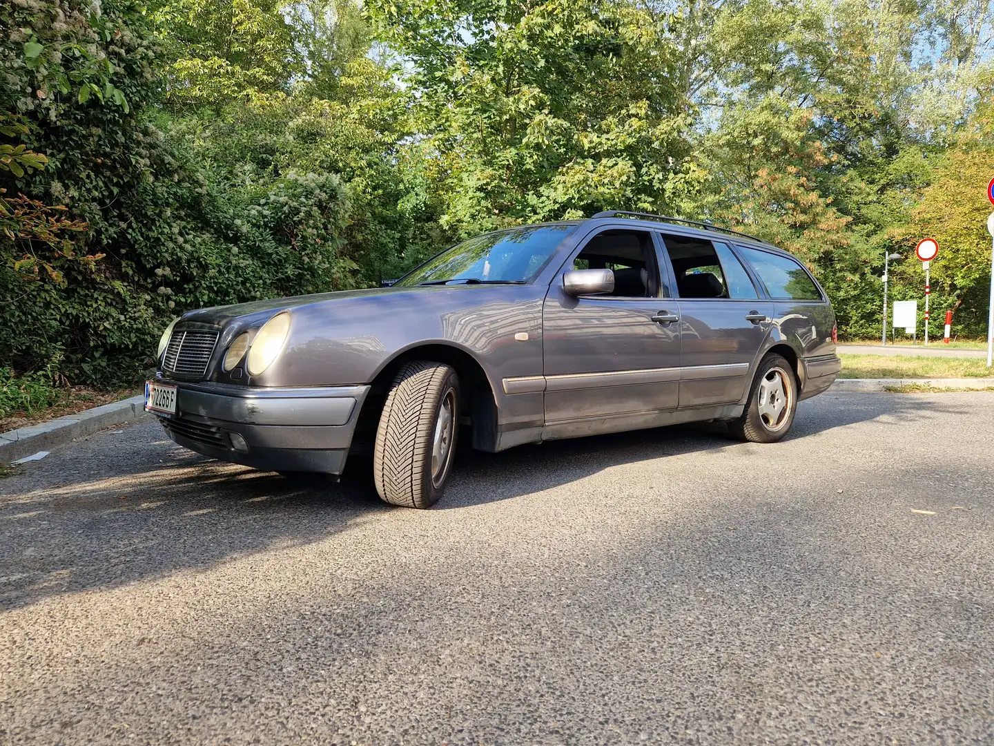 Mercedes-Benz E 320 E 320 Elegance 4MATIC Aut. Grau - 1