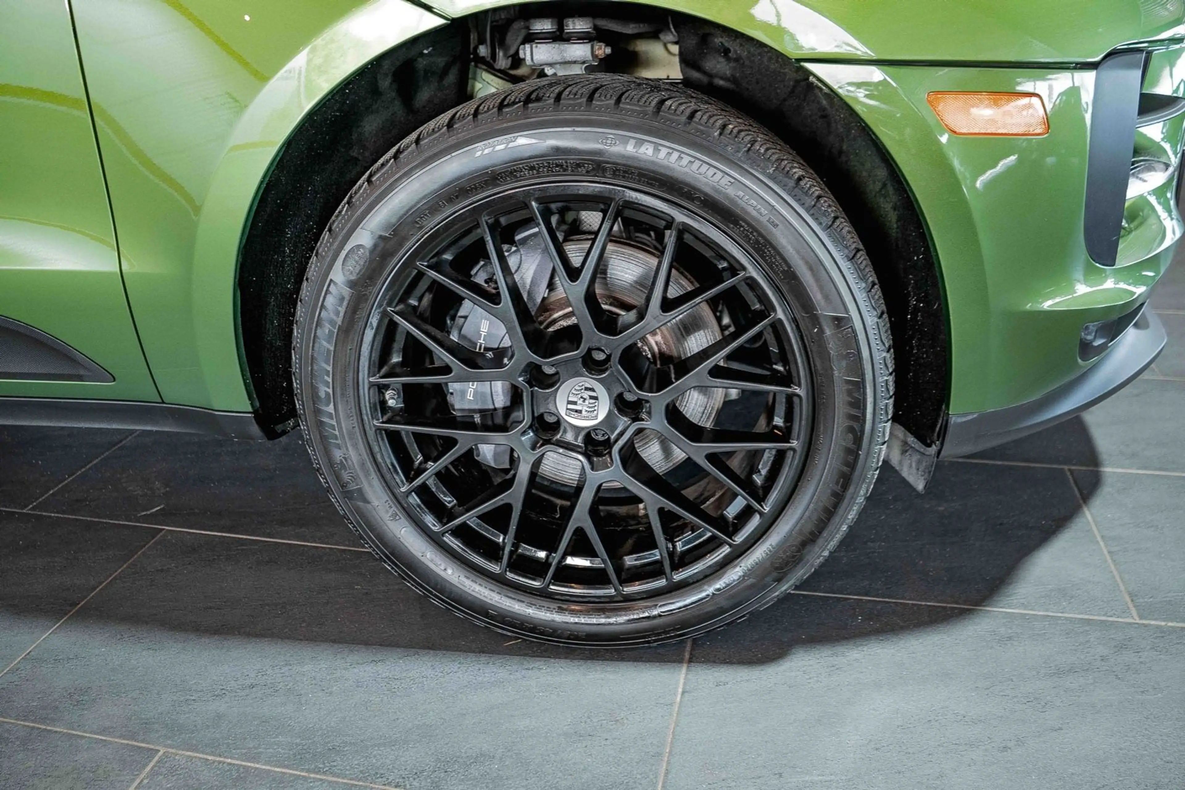 Porsche Macan Sport-Design Mambagrün Panorama PDLS Bose — photo 4
