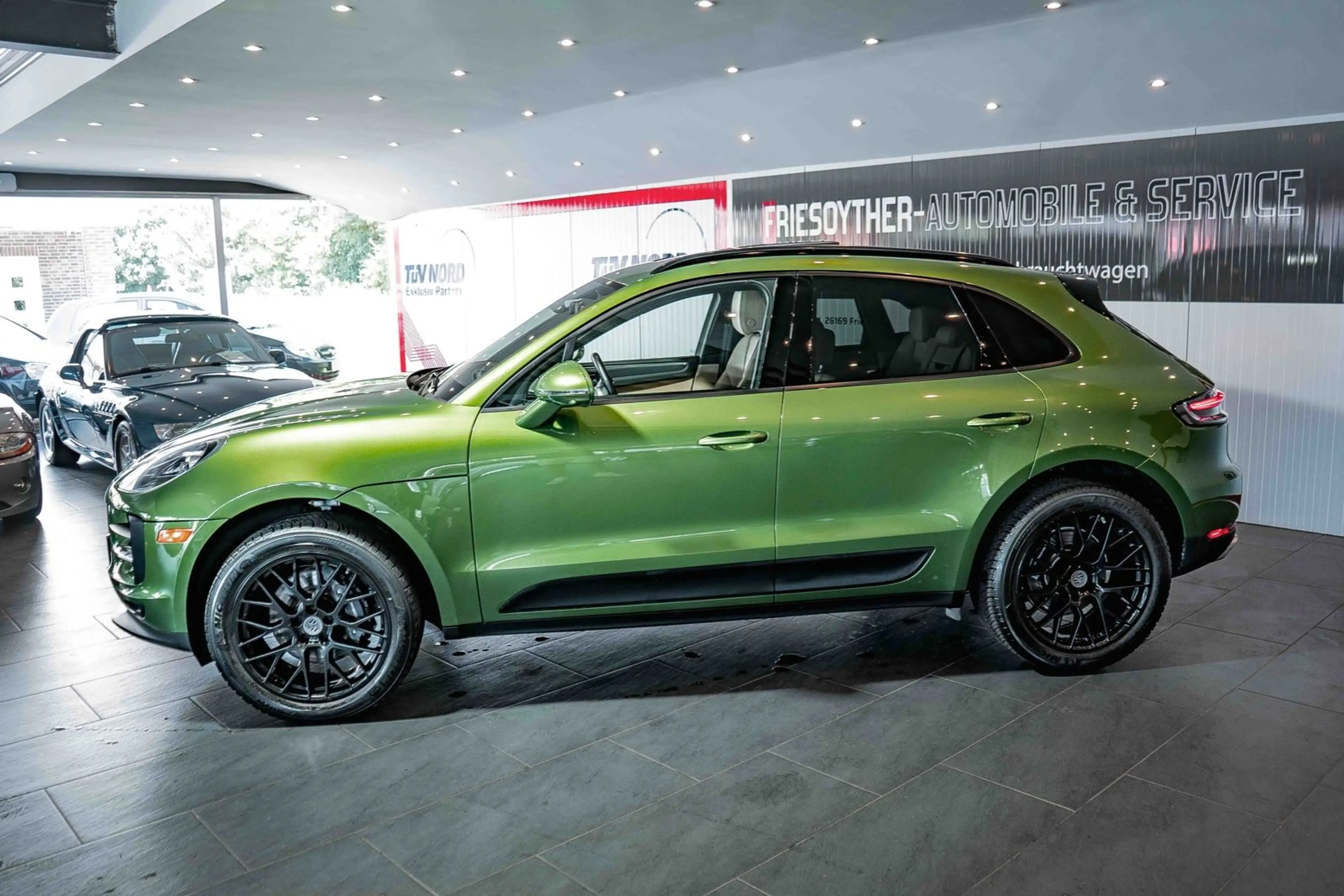 Porsche Macan Sport-Design Mambagrün Panorama PDLS Bose — photo 7