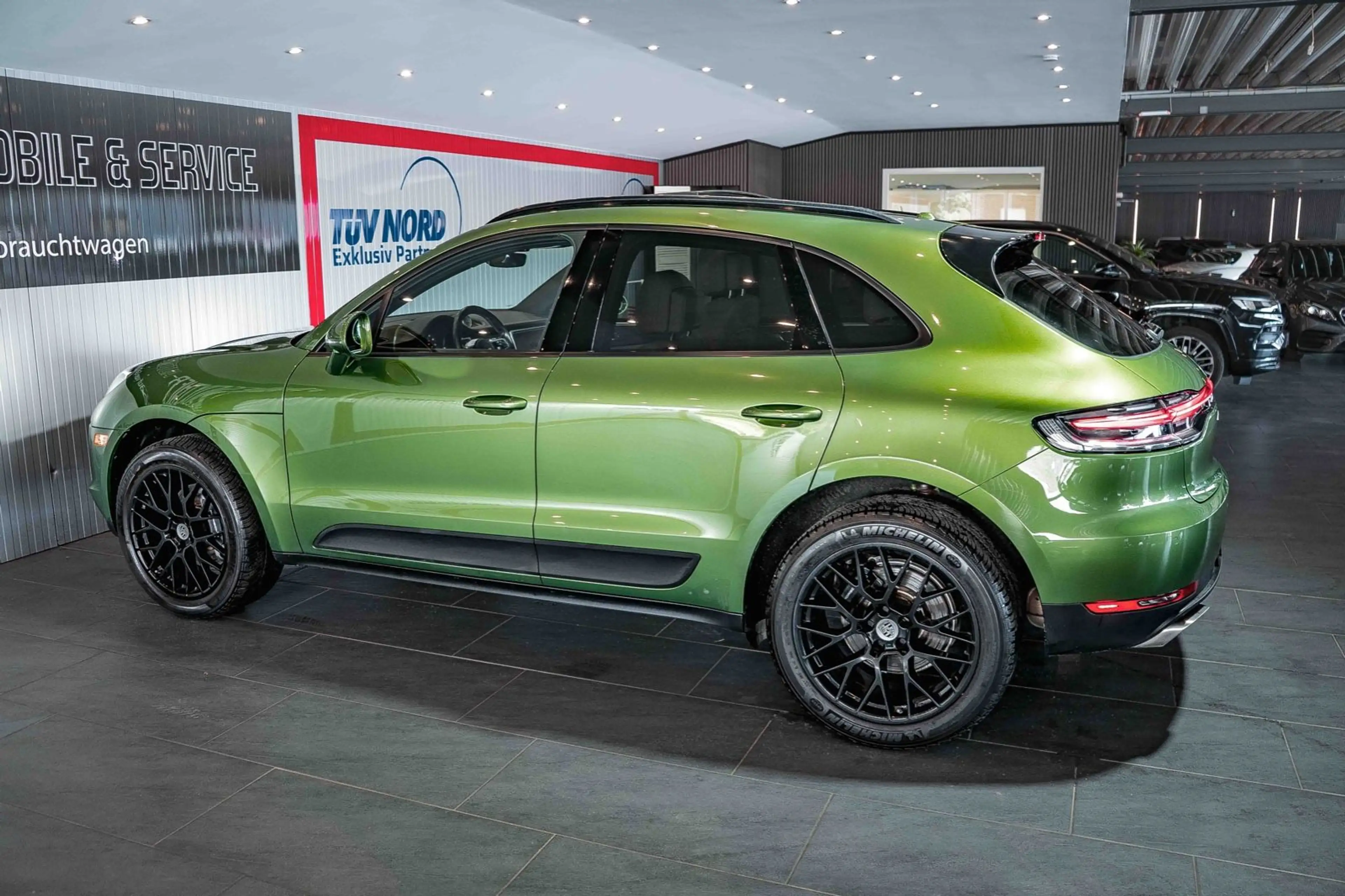 Porsche Macan Sport-Design Mambagrün Panorama PDLS Bose — photo 8