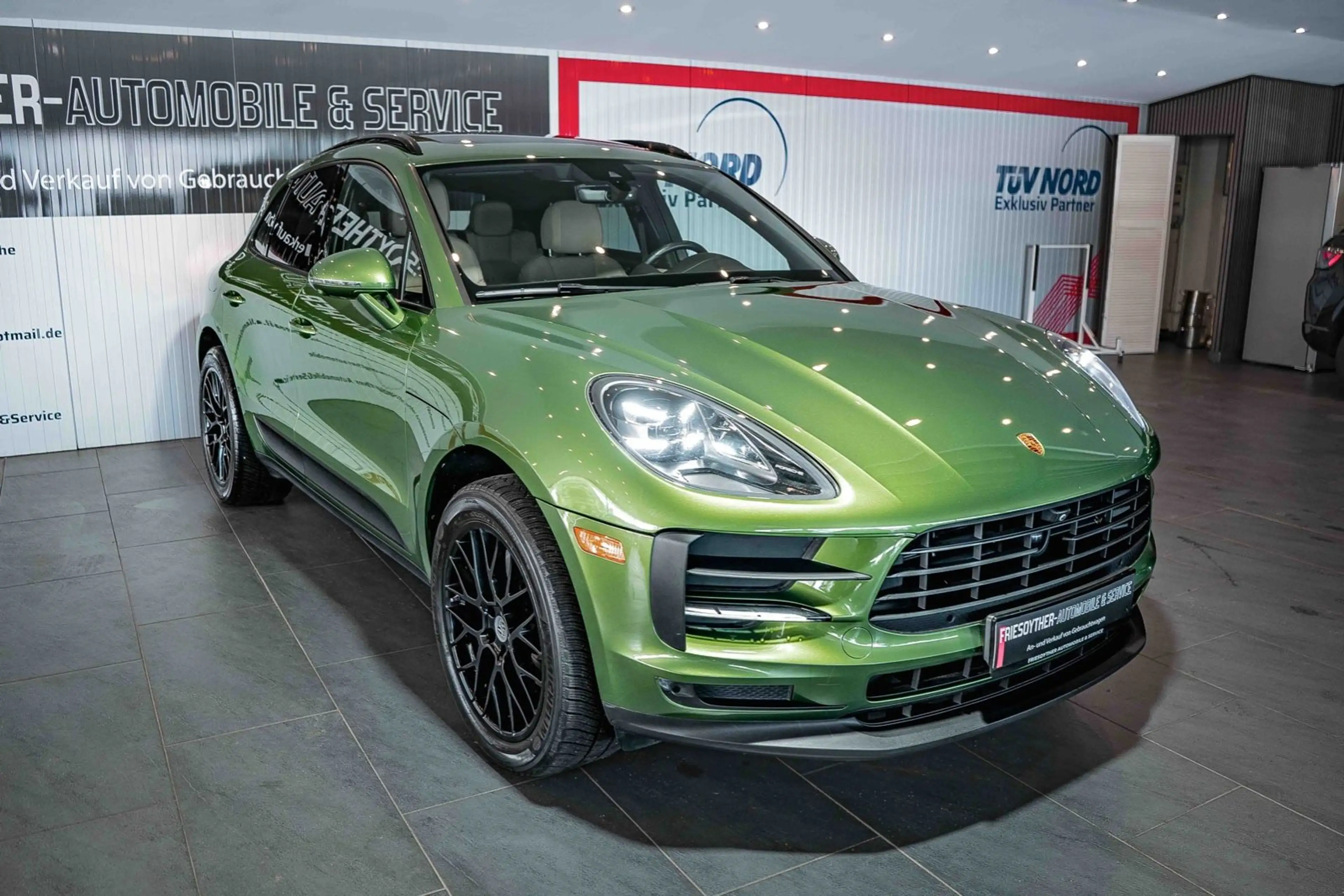 Porsche Macan Sport-Design Mambagrün Panorama PDLS Bose — photo 3