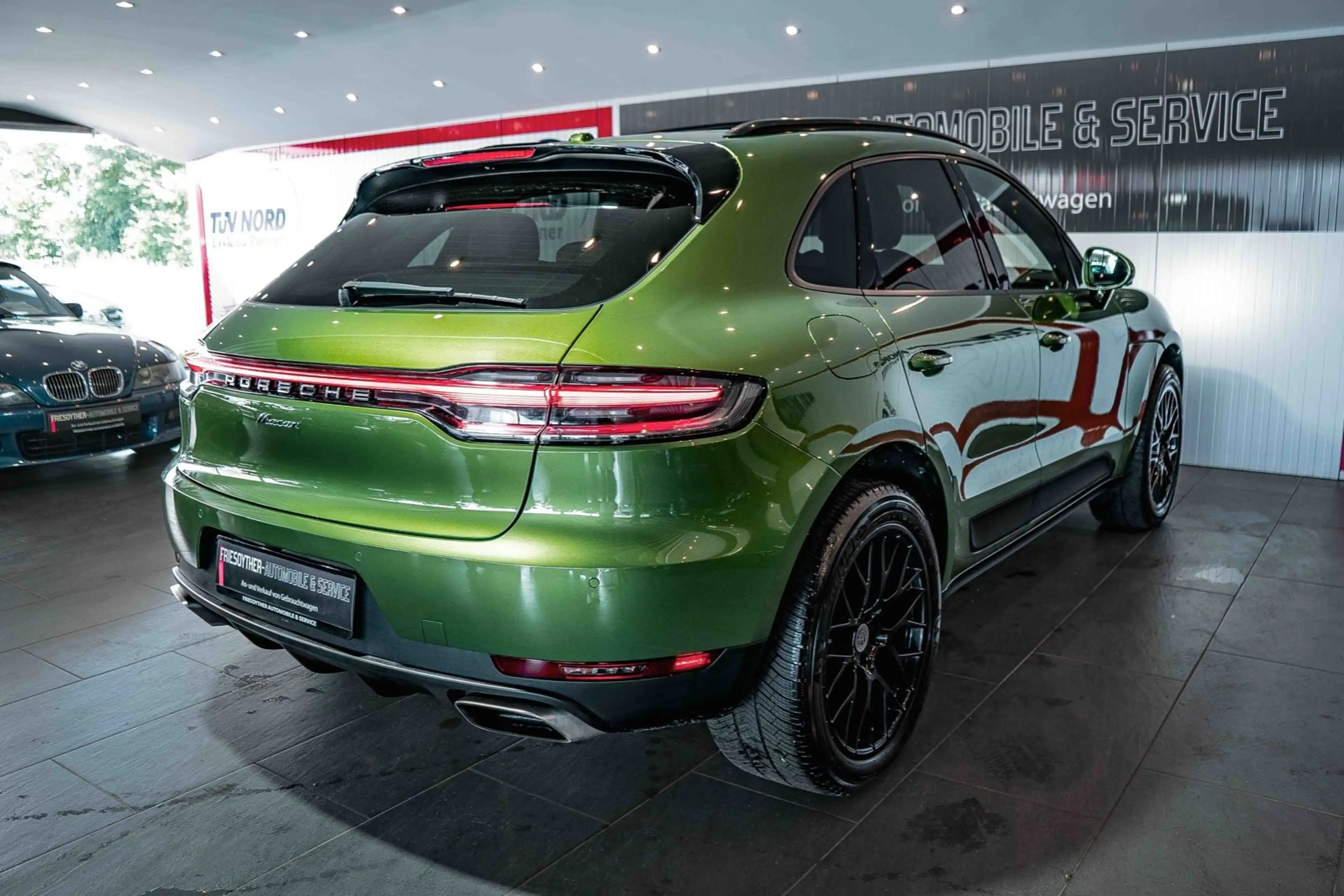 Porsche Macan Sport-Design Mambagrün Panorama PDLS Bose — photo 11