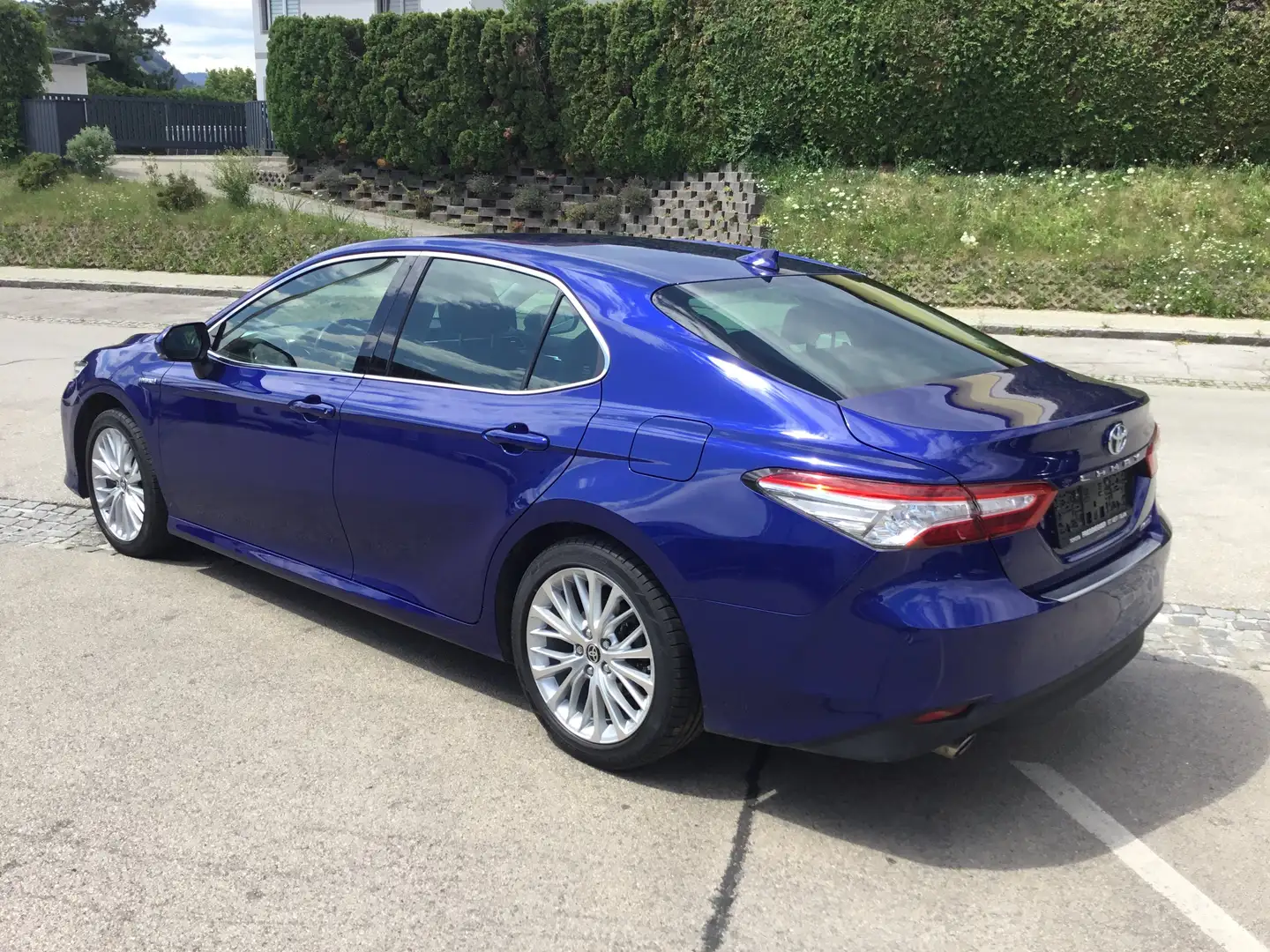 Toyota Camry 2,5 Hybrid Lounge Aut. Blau - 2