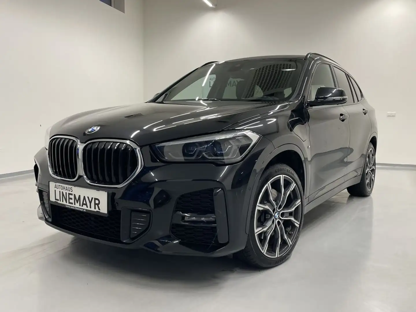 BMW X1 xDrive 25e M Sport Schwarz - 1