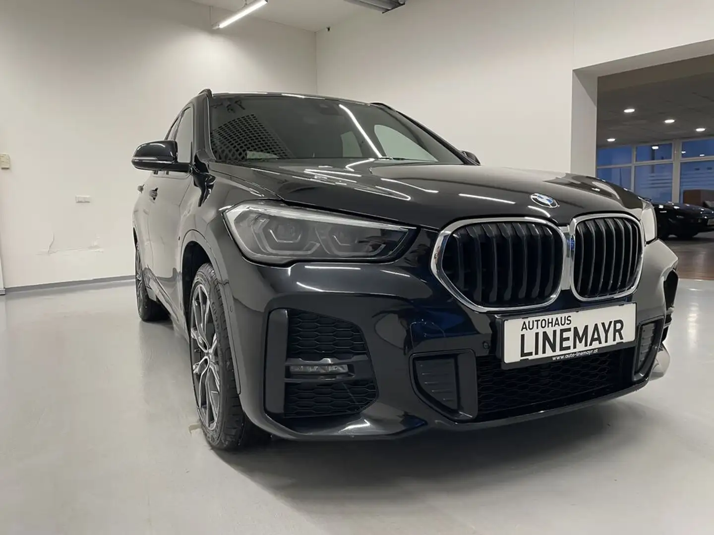 BMW X1 xDrive 25e M Sport Schwarz - 2