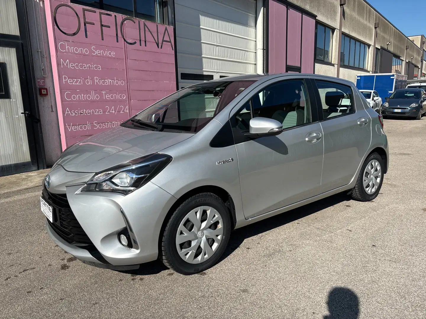 Toyota Yaris 1.5 Hybrid 5 porte Business Gris - 2