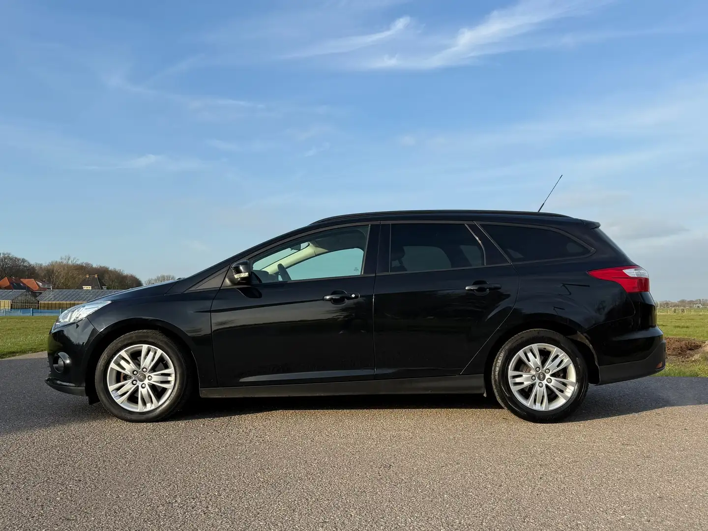 Ford Focus Wagon 1.0 EcoBoost Trend / Navi / Stoelverwarming Schwarz - 2