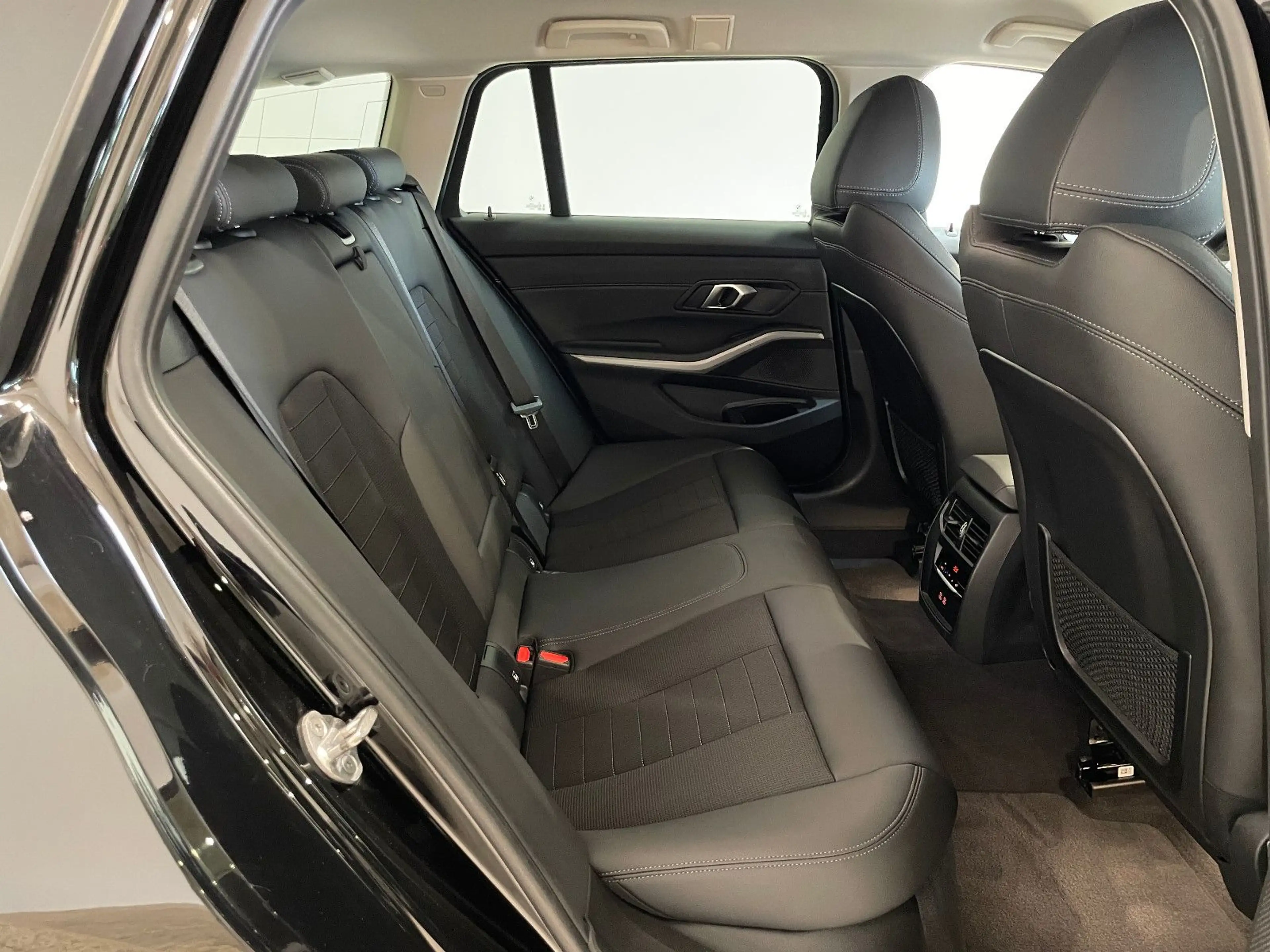 BMW 318 d Touring 1.Hand*Sport Sitze*Teil-Leder*M — photo 18