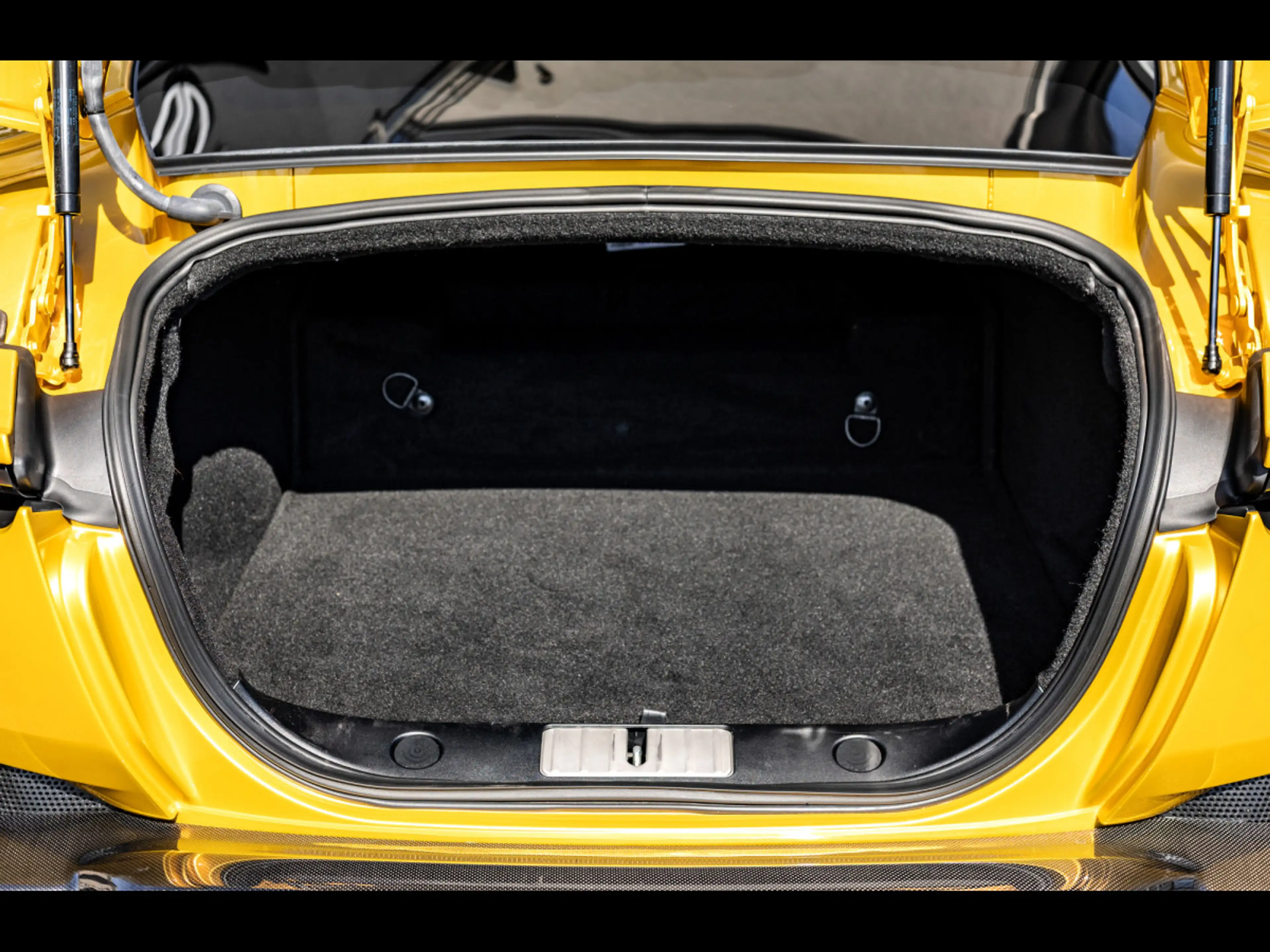Ferrari Amalfi GIALLO MONTECARLO°PPF°CARBON°360°BURMESTER°DISP — photo 14