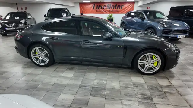 Porsche Panamera view 7