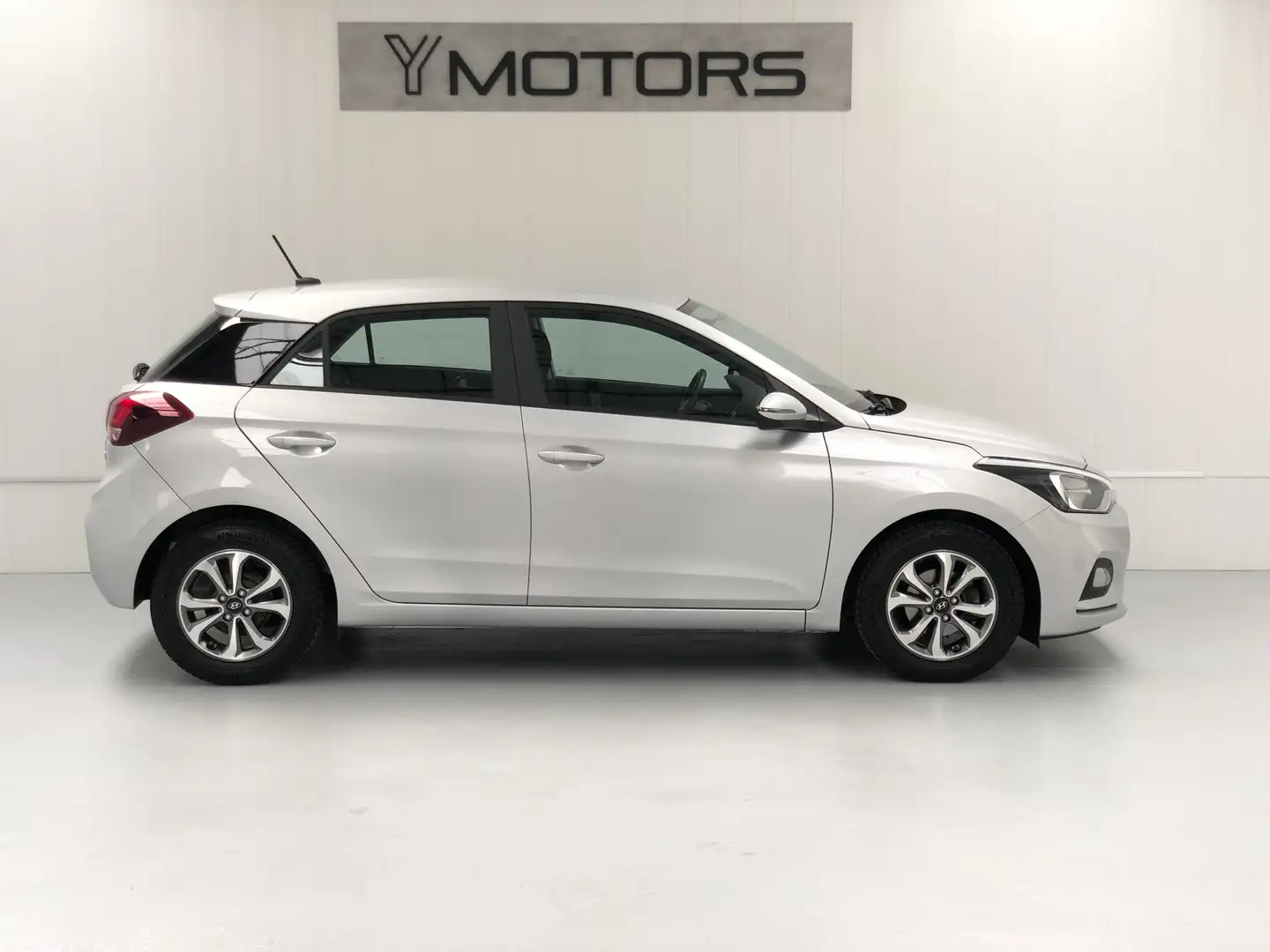 Hyundai i20 1.2i ACTIVE FACELIFT CLIM CAMERA APPLE CAR PLAY Argent - 2