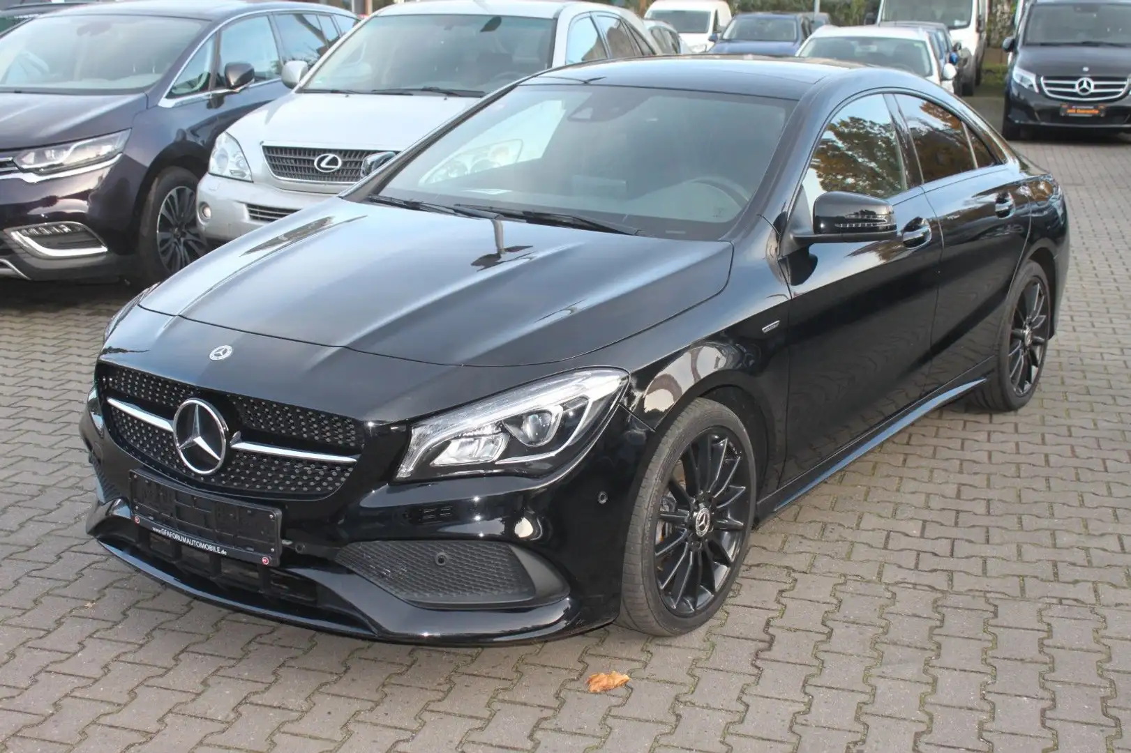 Mercedes-Benz CLA 180 UrbanStyle Edition Schwarz - 1