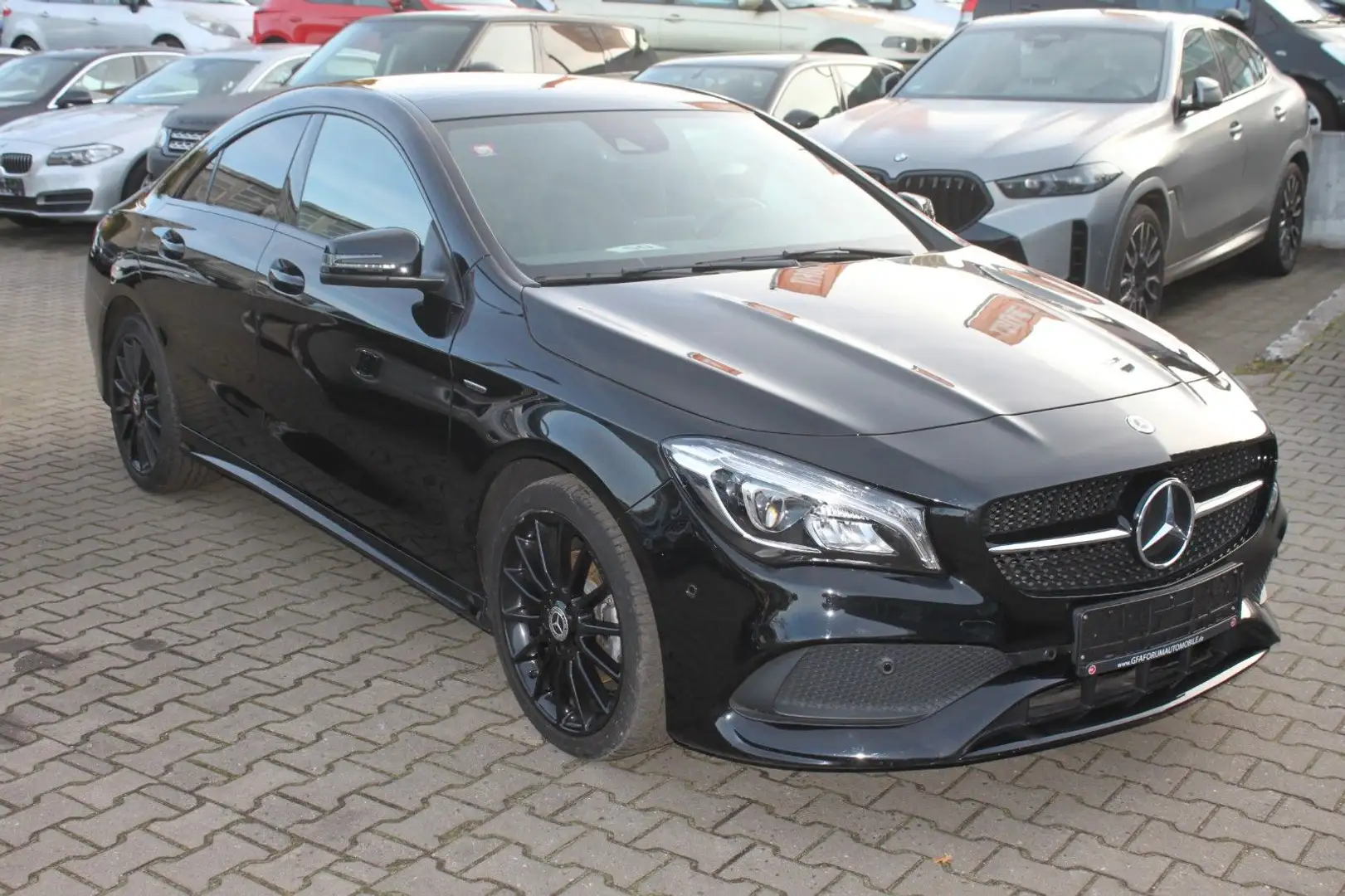 Mercedes-Benz CLA 180 UrbanStyle Edition Schwarz - 2