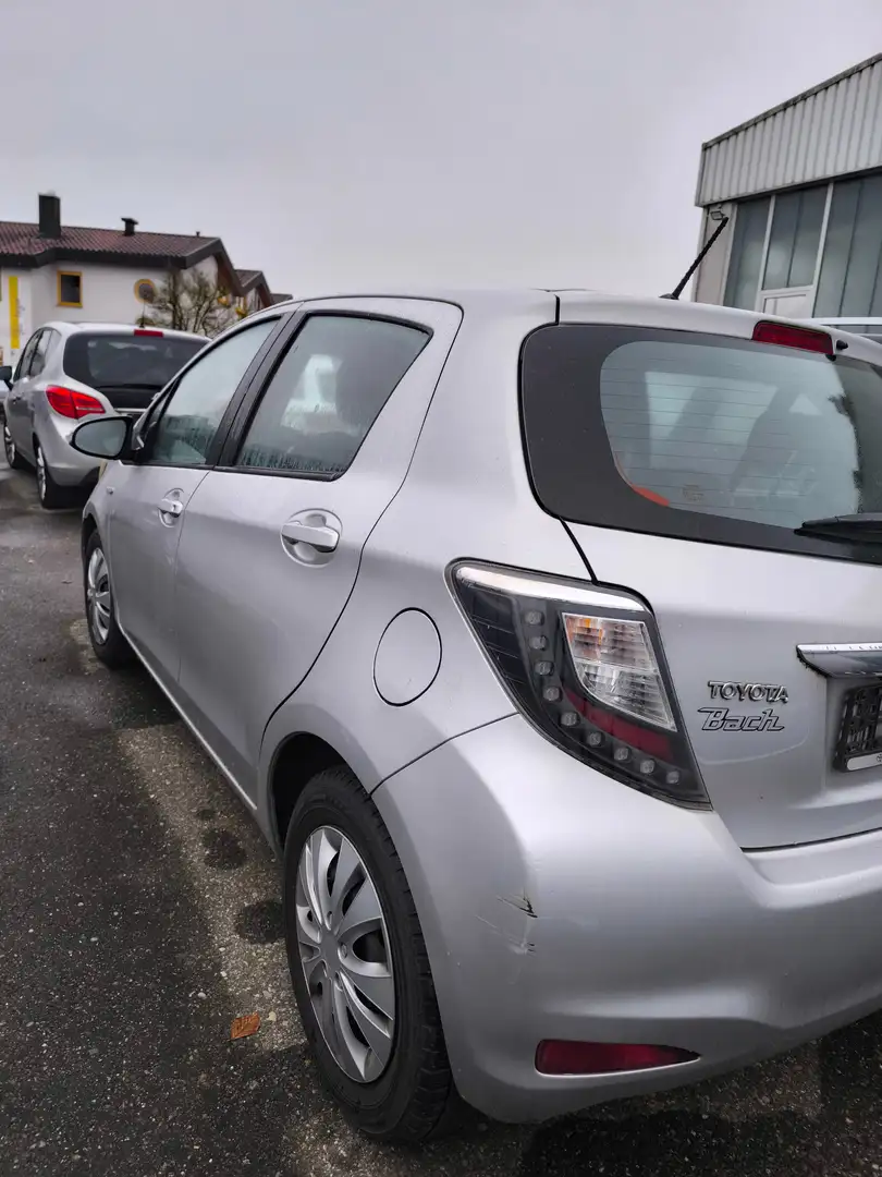 Toyota Yaris Hybrid Life Gris - 2