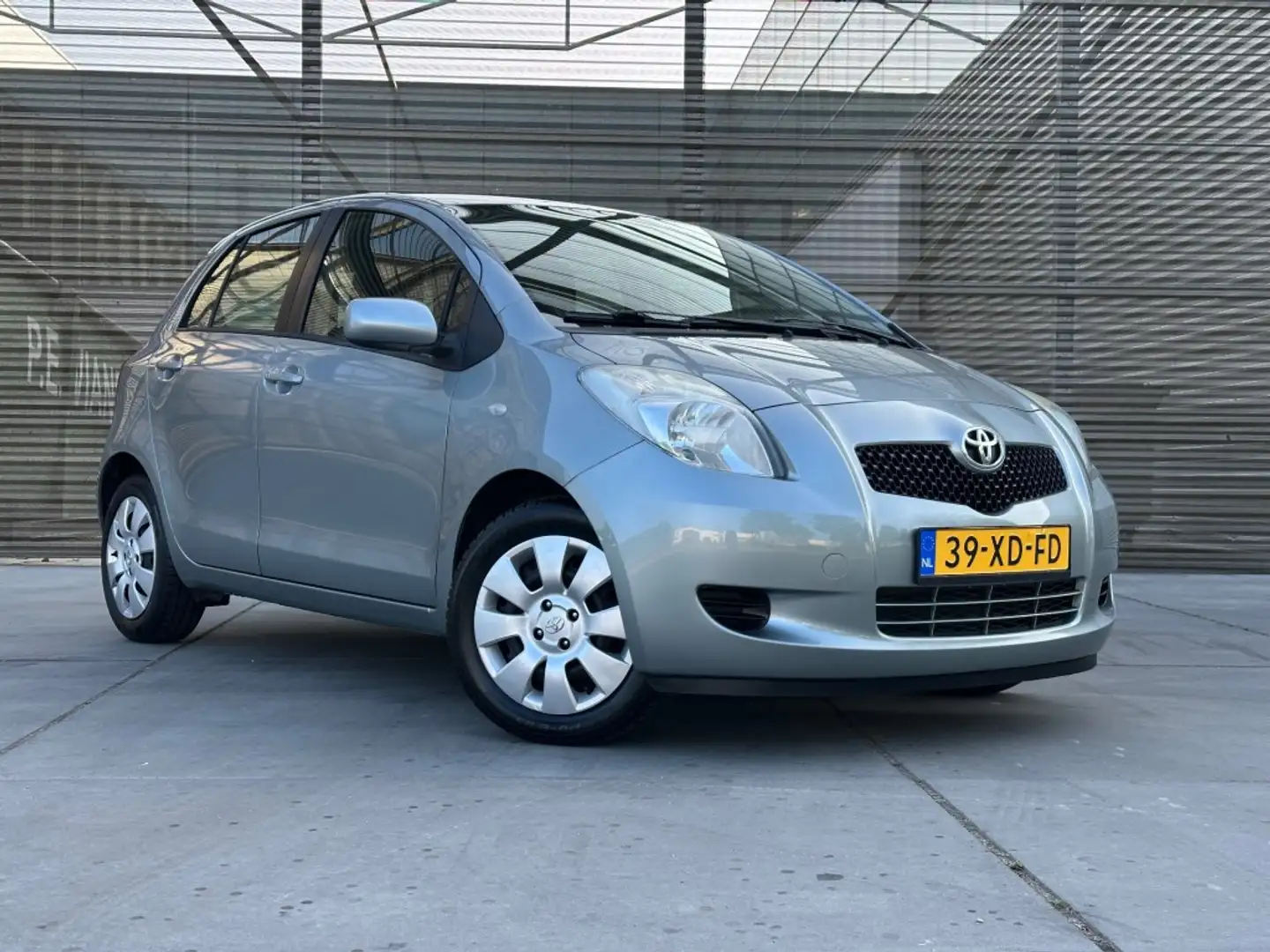 Toyota Yaris 1.3 VVTI SOL AIRCO LAGE KM !! 1e EIGENAAR !! Grau - 2