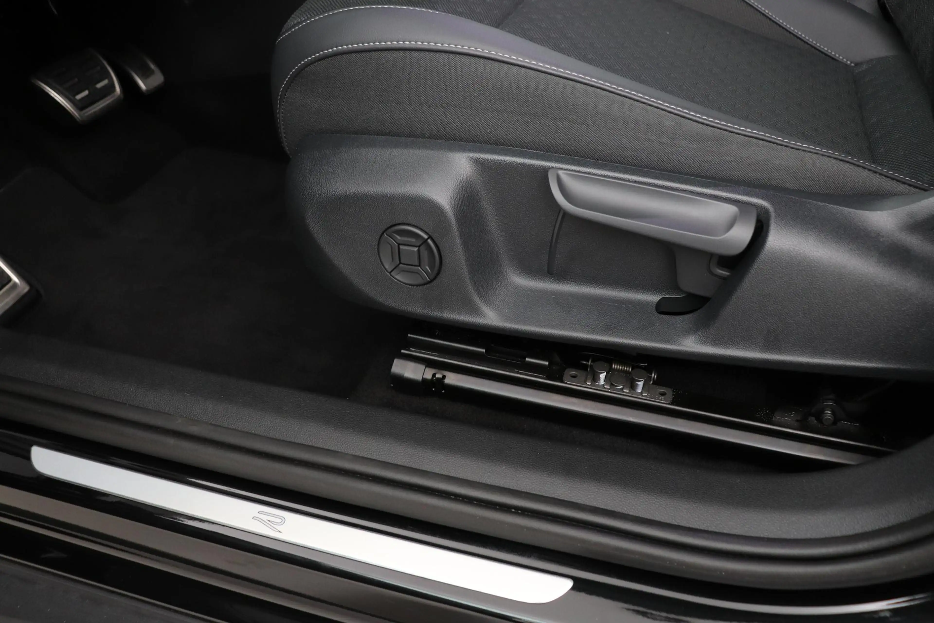 Volkswagen T-Roc 1.5 eTSI R-Line | ACC | Trekhaak | BLIS | Camera | — photo 44