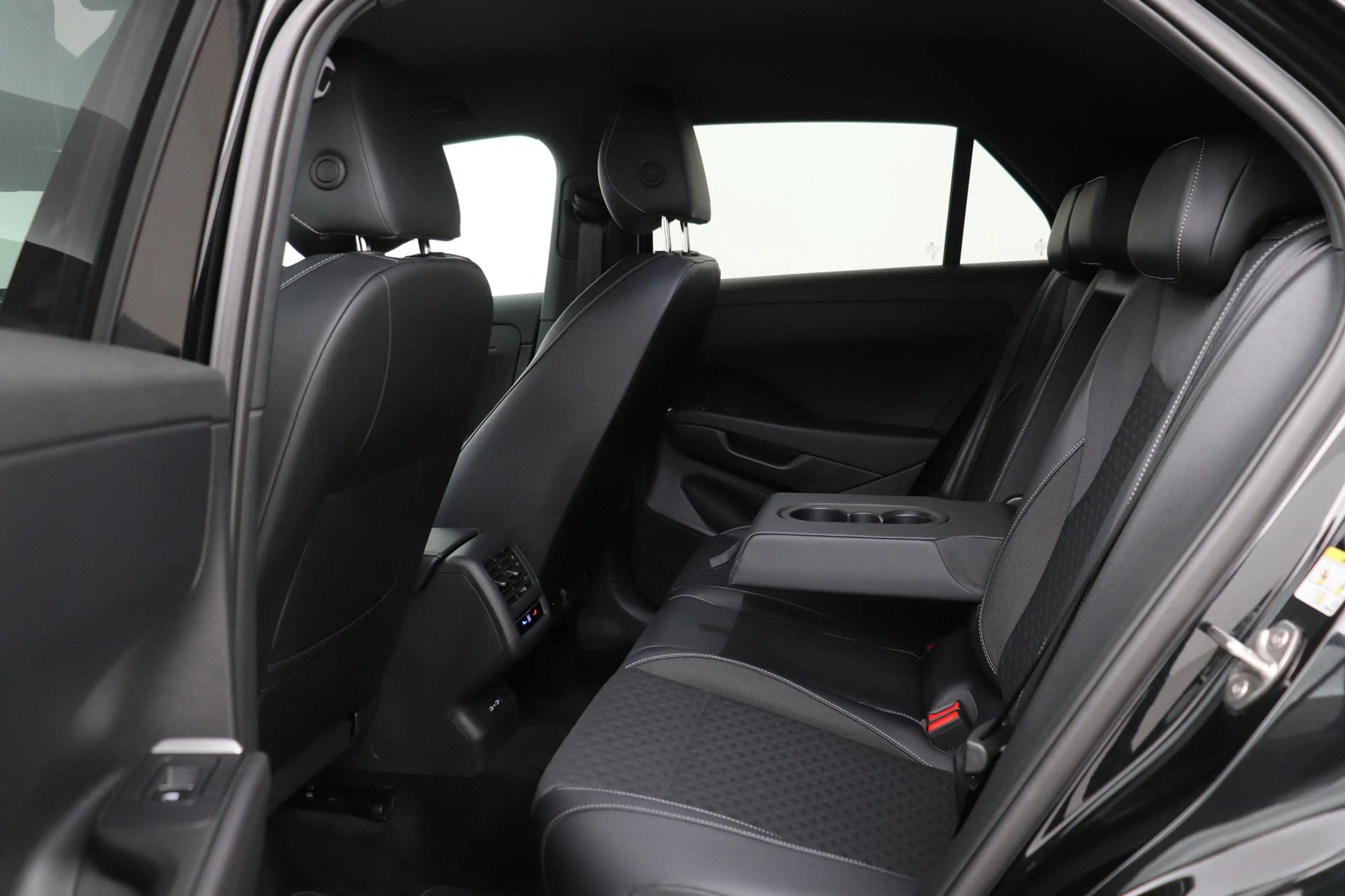 Volkswagen T-Roc 1.5 eTSI R-Line | ACC | Trekhaak | BLIS | Camera | — photo 45