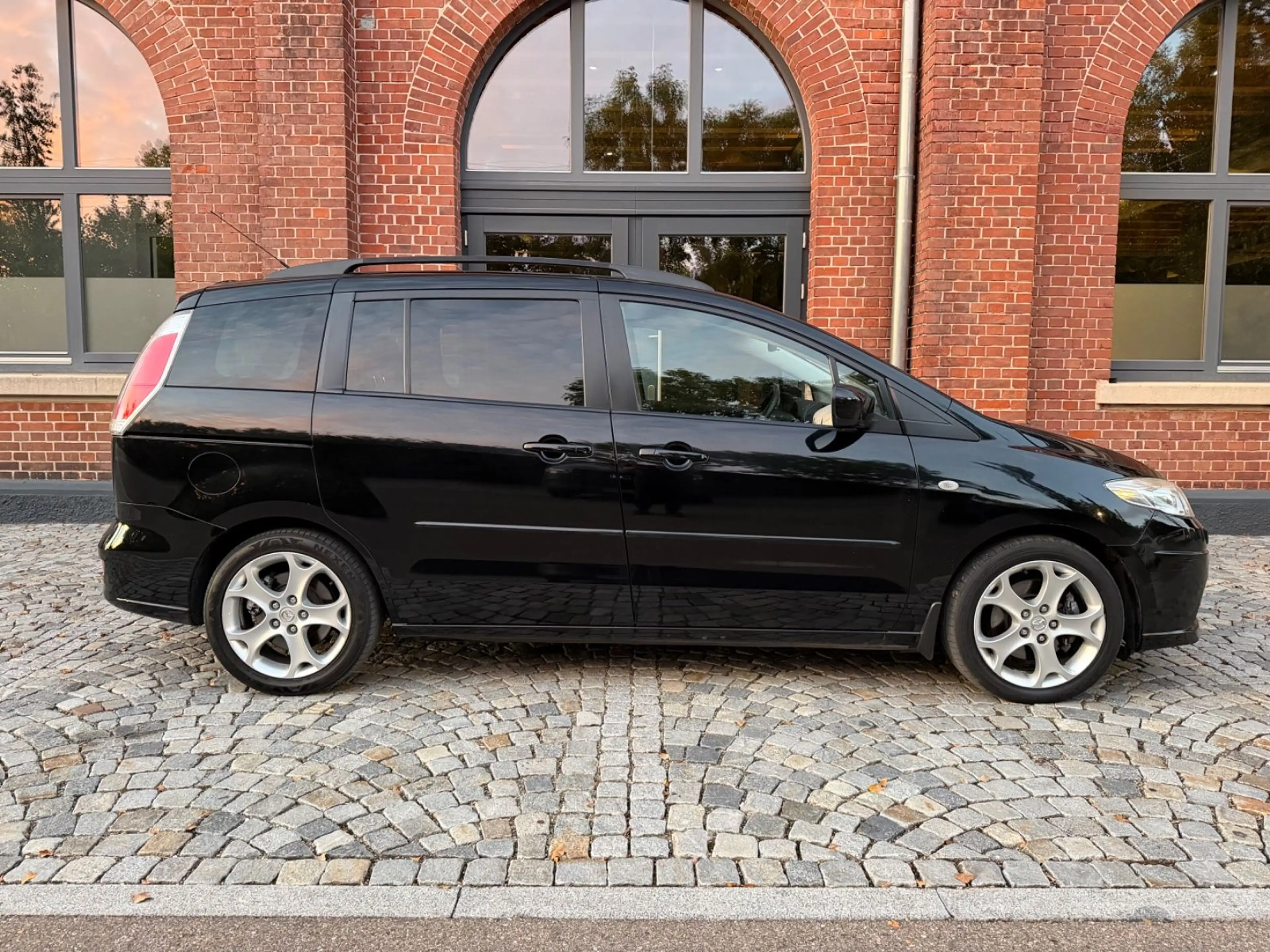Mazda 5 2.0 CD Top *7-Sitze*Leder*1.Hand*TÜV Neu* — photo 2
