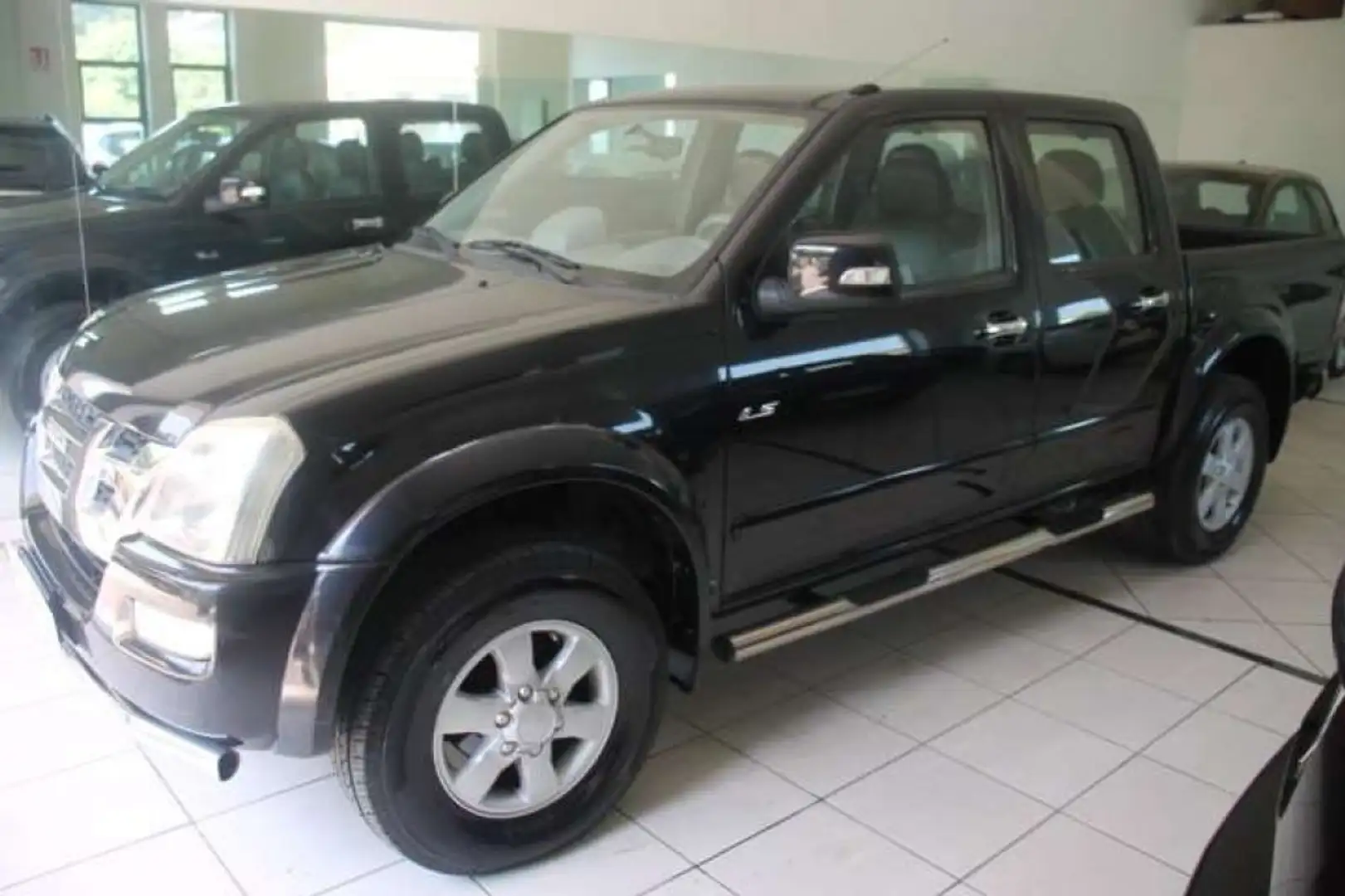 Mitsubishi L200 4WD DOPPIA CABINA ISUZU Negro - 2
