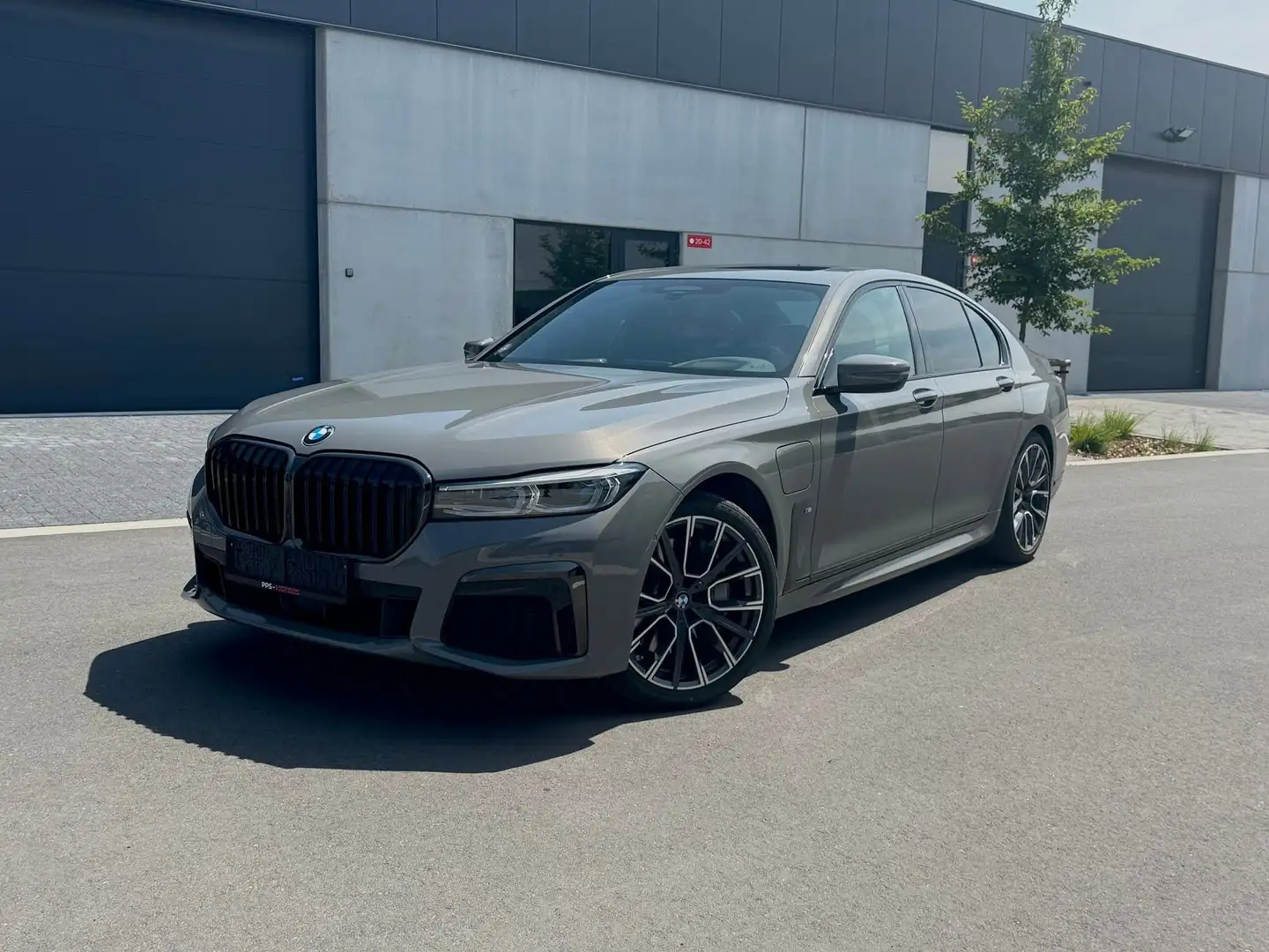 BMW 745 HYBRIDE M SPORT FULL FULL FIRST OWNER Grijs - 1